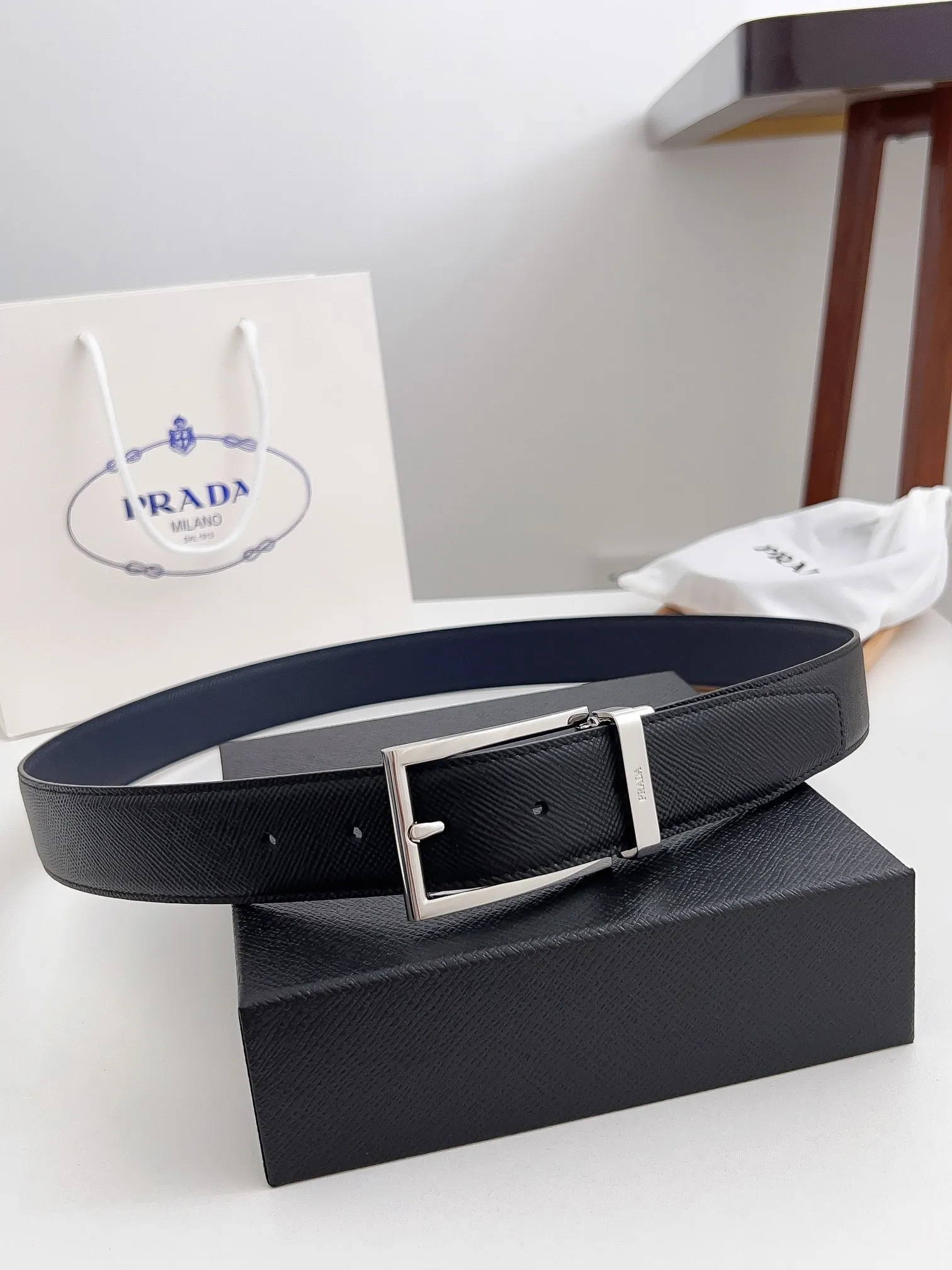 💰480💰Full package💰 💍Purchasing-grade Prada high-quality goods Width 3.5cm Grained first-layer calfskin, exquisite diagonal stitching. Italian Finnis oil edge, buckle: pure copper buckle Size: 100-125cm