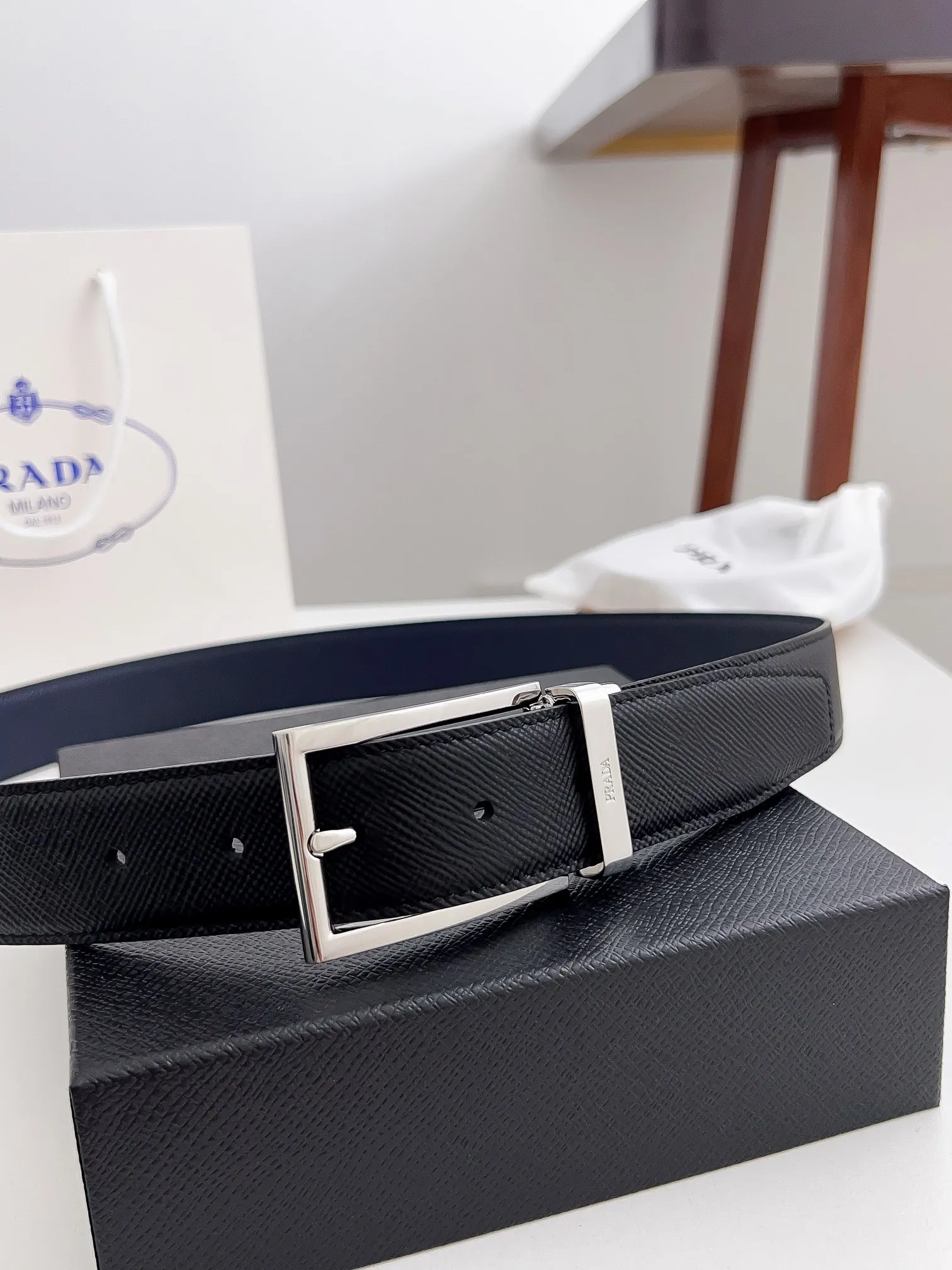 💰480💰Full package💰 💍Purchasing-grade Prada high-quality goods Width 3.5cm Grained first-layer calfskin, exquisite diagonal stitching. Italian Finnis oil edge, buckle: pure copper buckle Size: 100-125cm