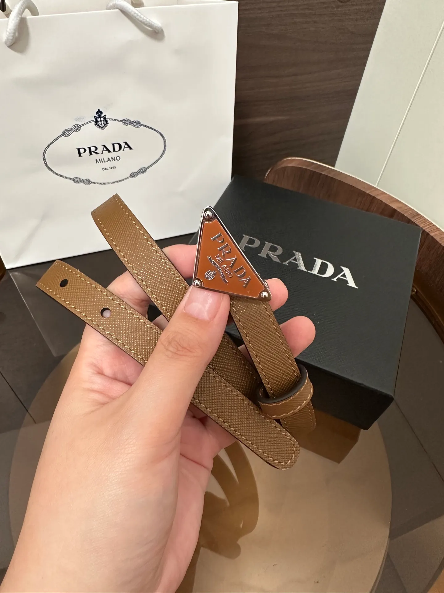 💰460💰Full package💰 💍Purchase level Prada⚡️Suede leather belt ⚡️This suede leather belt uses a fashionable and exquisite design to highlight your personality🌹It is more refined with a metal buckle, reminiscent of the iconic triangle logo⚡️The metal buckle is embellished with an enamel-coated triangle metal logo⚡️Width 1.5cm