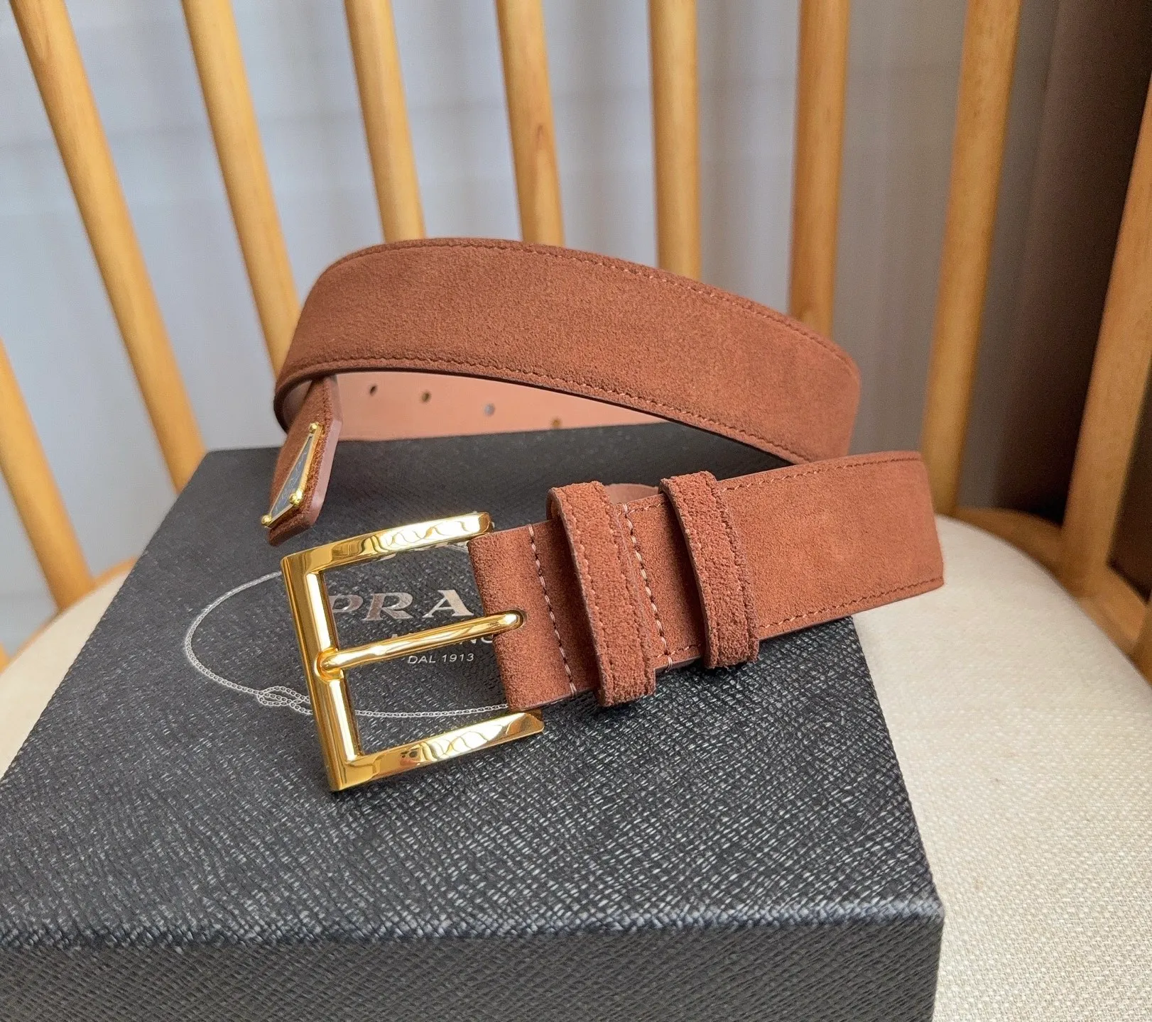 💰480💰Full package💰 💍Purchase-grade PRADA (Prada) ⚡️🌹The latest model at the counter. This suede leather belt has a simple yet exquisite style. The end is eye-catchingly decorated with an enamel triangular metal logo⚡️🌹It is the brand's iconic material. Unisex Width 3.5cm