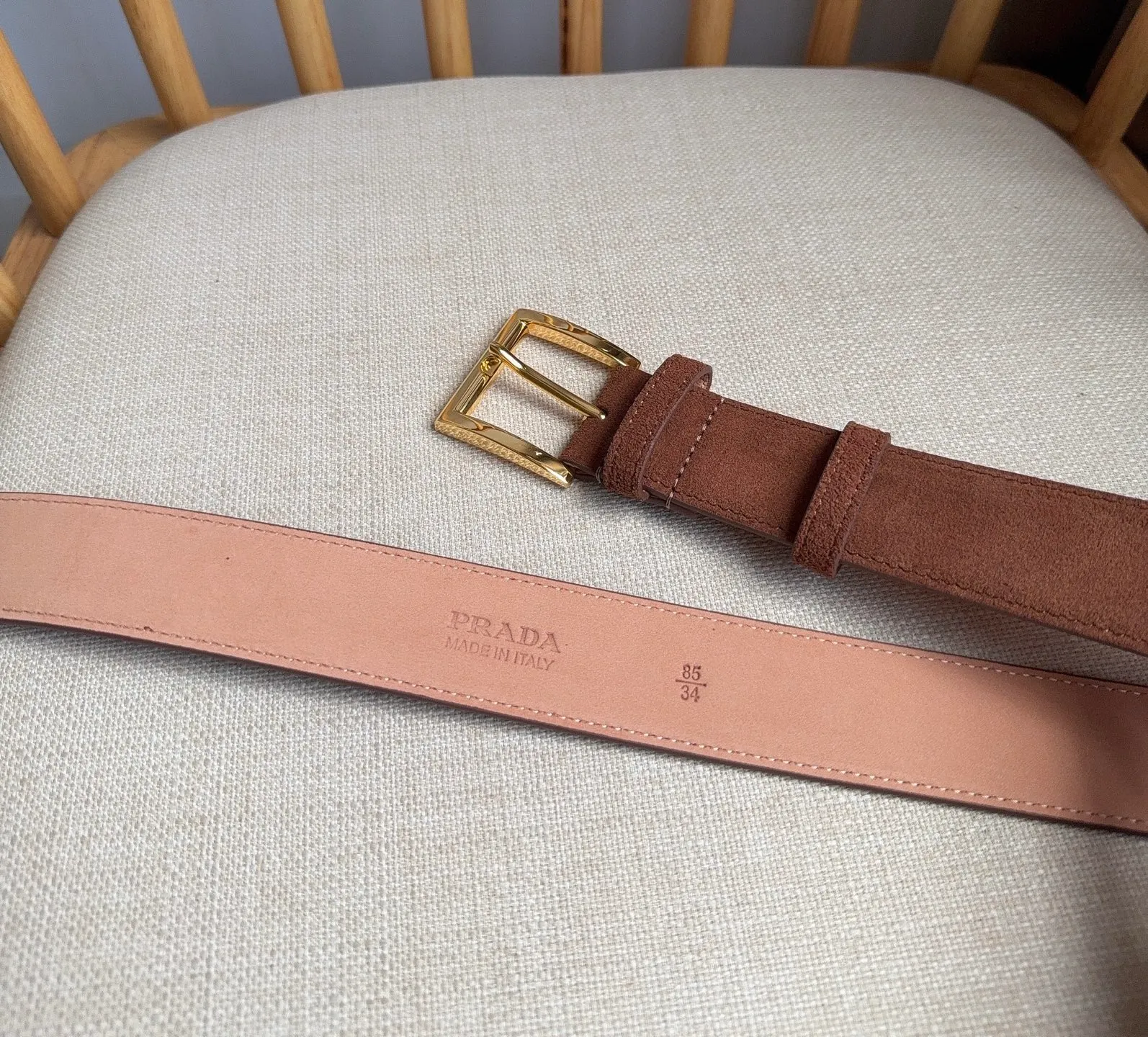 💰480💰Full package💰 💍Purchase-grade PRADA (Prada) ⚡️🌹The latest model at the counter. This suede leather belt has a simple yet exquisite style. The end is eye-catchingly decorated with an enamel triangular metal logo⚡️🌹It is the brand's iconic material. Unisex Width 3.5cm