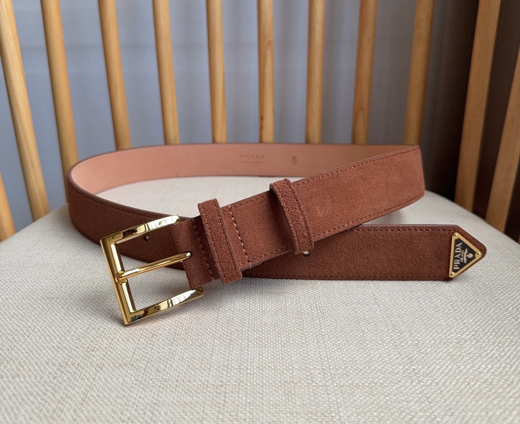 💰480💰Full package💰 💍Purchase-grade PRADA (Prada) ⚡️🌹The latest model at the counter. This suede leather belt has a simple yet exquisite style. The end is eye-catchingly decorated with an enamel triangular metal logo⚡️🌹It is the brand's iconic material. Unisex Width 3.5cm