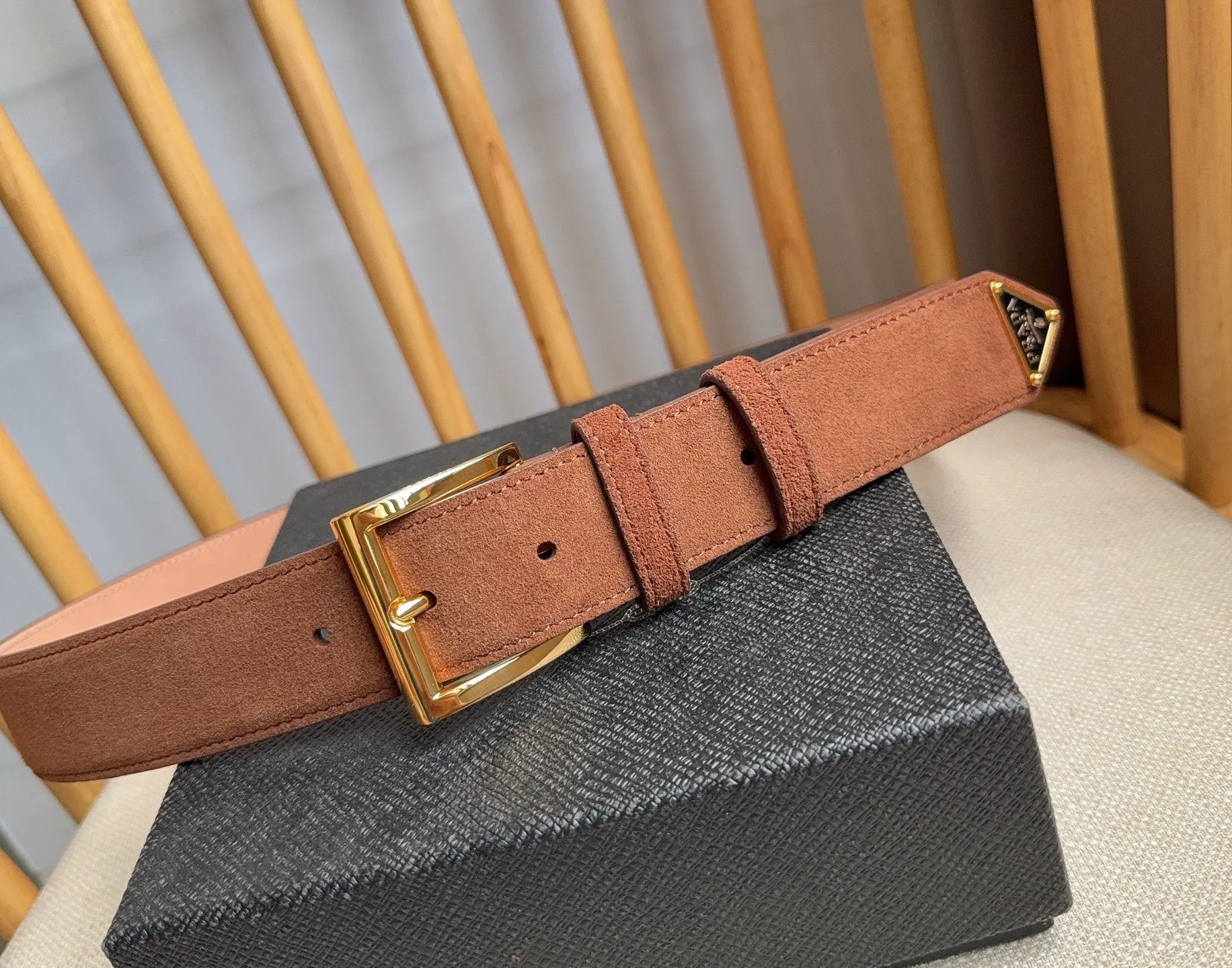💰480💰Full package💰 💍Purchase-grade PRADA (Prada) ⚡️🌹The latest model at the counter. This suede leather belt has a simple yet exquisite style. The end is eye-catchingly decorated with an enamel triangular metal logo⚡️🌹It is the brand's iconic material. Unisex Width 3.5cm