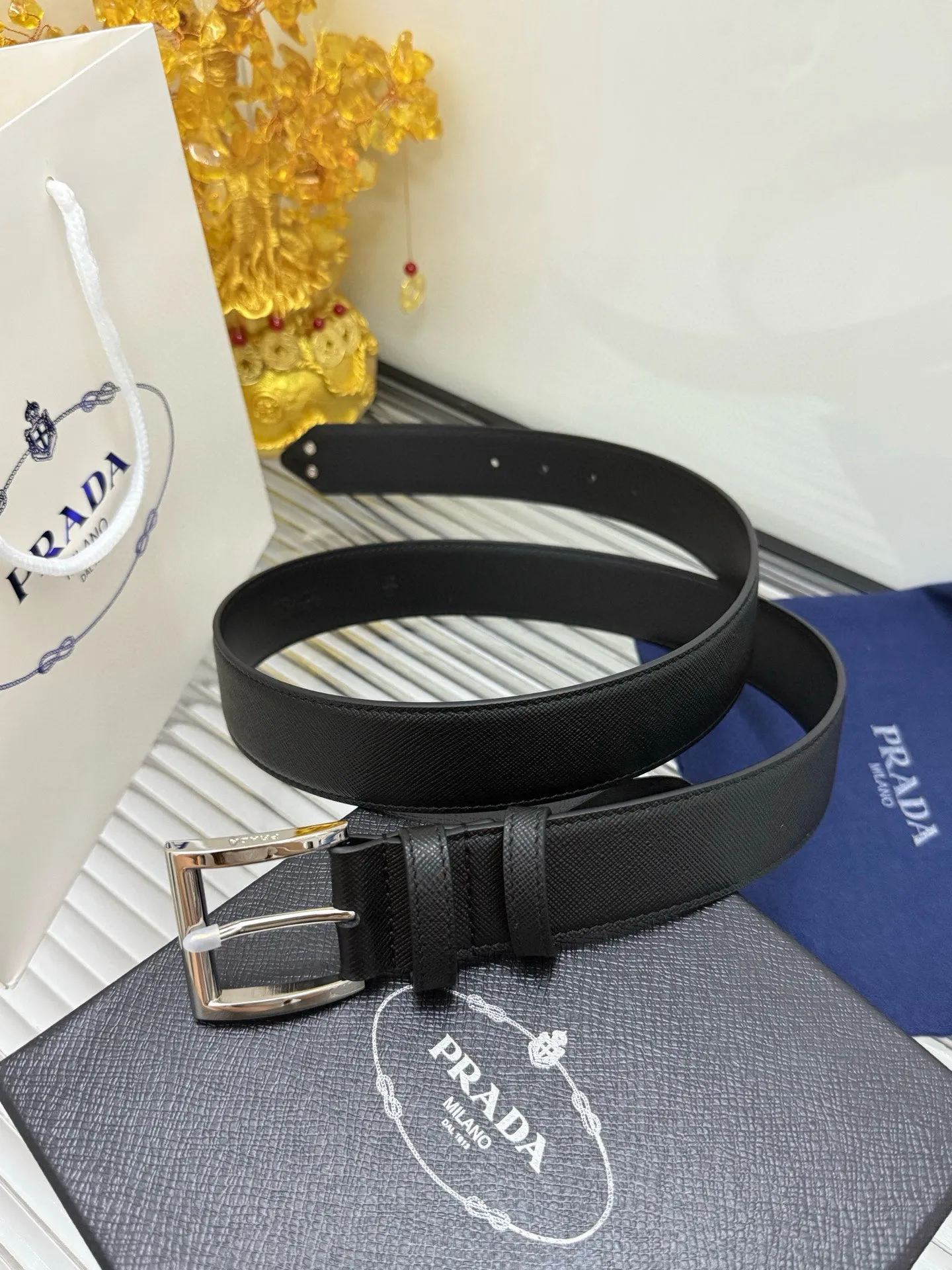 ✅Width: 𝟑.𝟱𝗰𝗺 ❑ PRADA « Comes with a full set 🛍 Original packaging at the counter » Pin buckle series Official website synchronized work details 🤏Original imported calfskin palm print + high-quality pure copper hardware buckle Counter-mold stamp P480