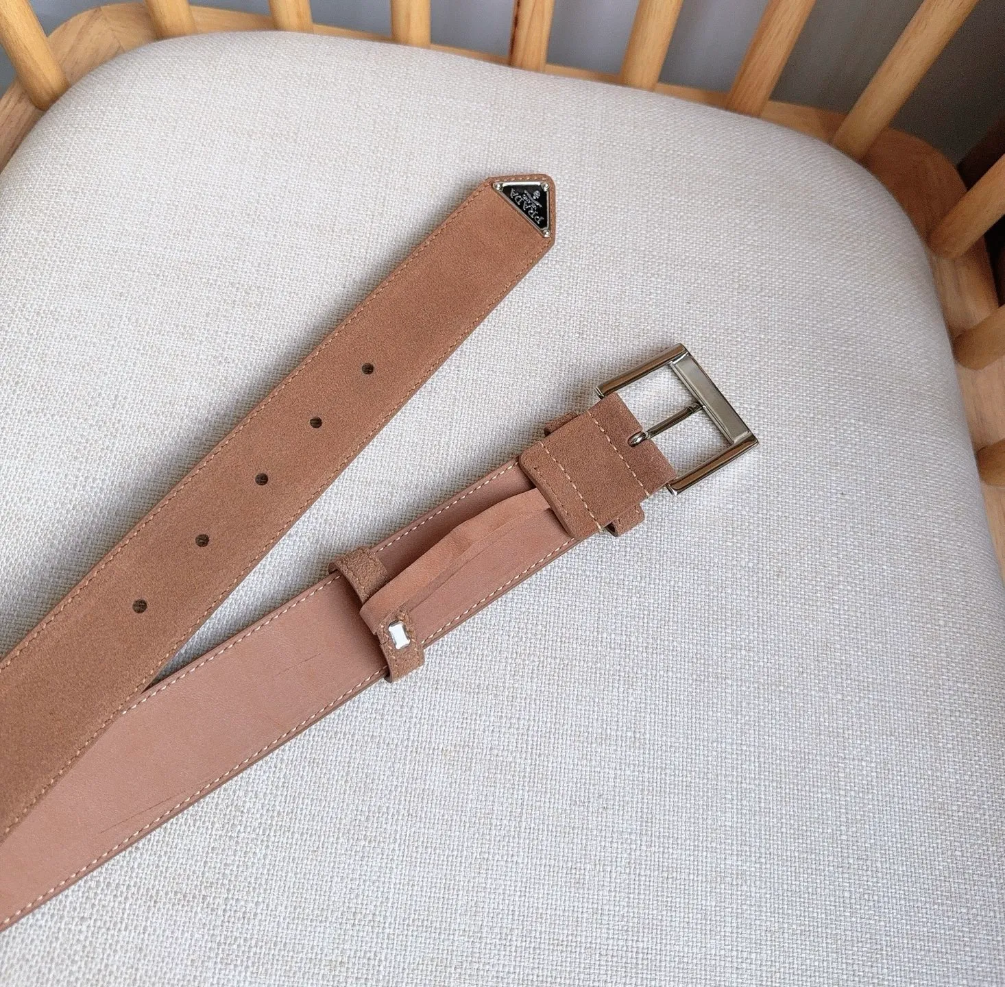 💰480💰Full package💰 💍Purchase-grade PRADA (Prada) ⚡️🌹The latest model at the counter. This suede leather belt has a simple yet exquisite style. The end is eye-catchingly decorated with an enamel triangular metal logo⚡️🌹It is the brand's iconic material. Unisex Width 3.5cm