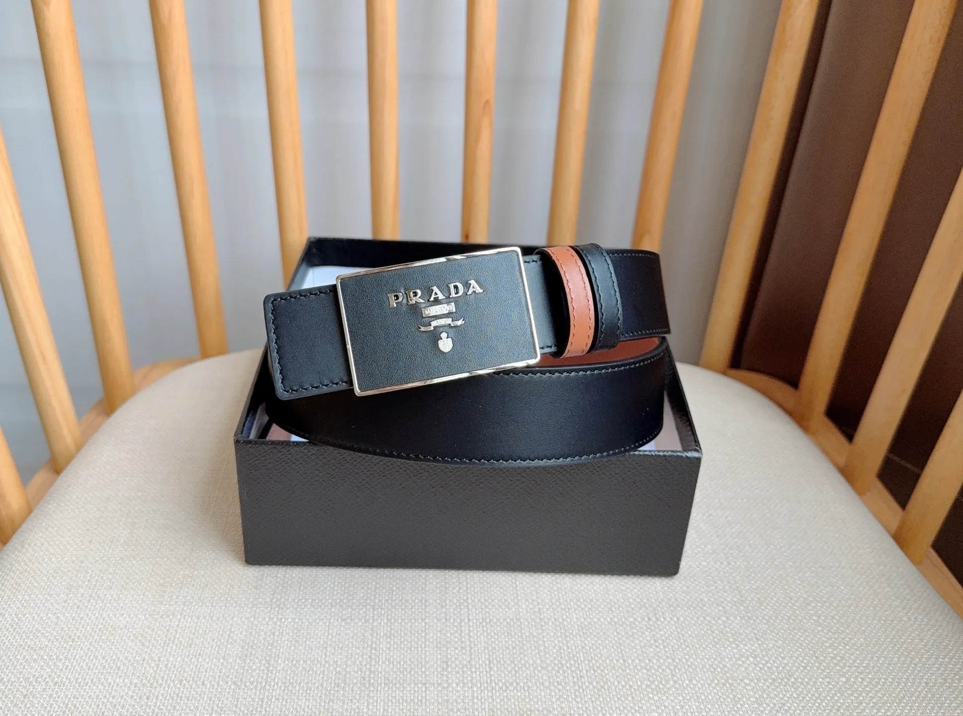 💰460💰Full package💰 💍Purchase-grade latest model from PRADA counter 🎉🎉🎉 This buckle-style belt is from the multi-functional combined accessories series and can be matched as you like. The buckle is decorated with an engraved logo. The simple silhouette shows unique characteristics and modernity, presenting a refined texture. Width: 3.5cm
