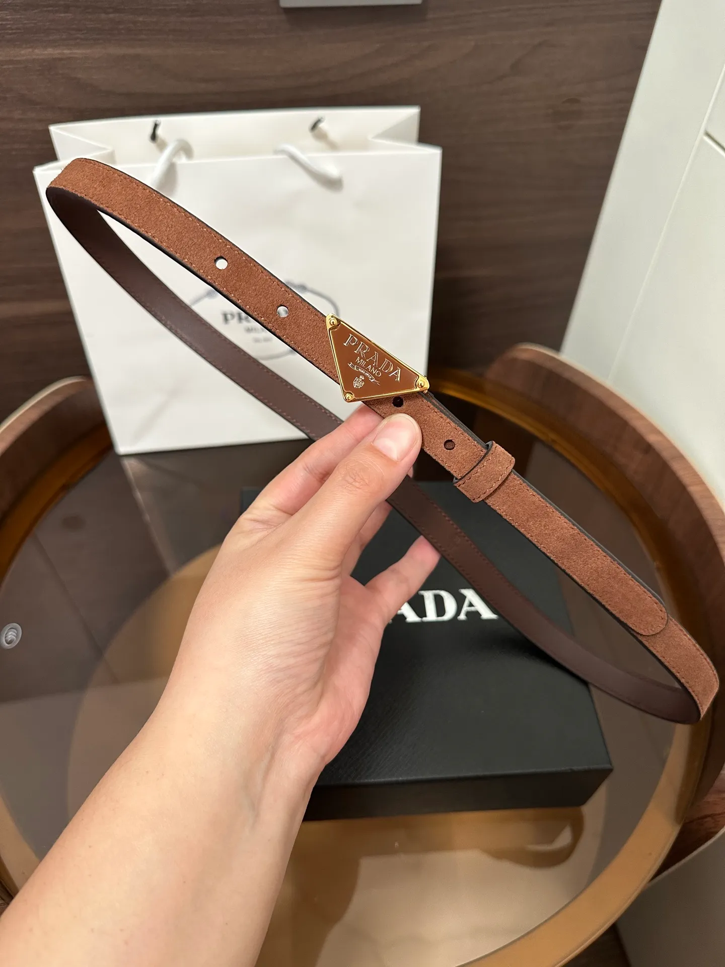💰460💰Full package💰 💍Purchase level Prada⚡️Suede leather belt ⚡️This suede leather belt uses a fashionable and exquisite design to highlight your personality🌹It is more refined with a metal buckle, reminiscent of the iconic triangle logo⚡️The metal buckle is embellished with an enamel-coated triangle metal logo⚡️Width 1.5cm