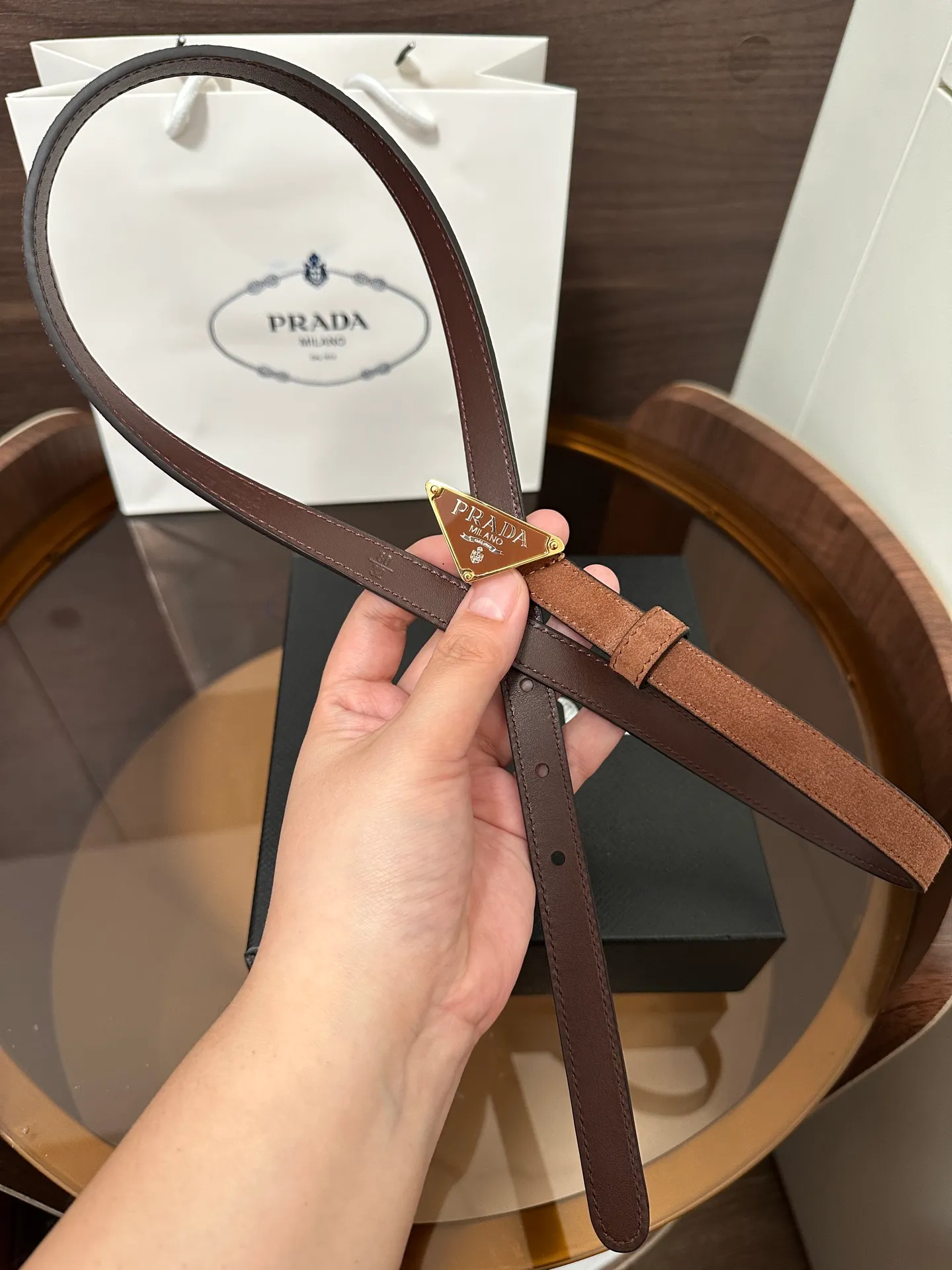 💰460💰Full package💰 💍Purchase level Prada⚡️Suede leather belt ⚡️This suede leather belt uses a fashionable and exquisite design to highlight your personality🌹It is more refined with a metal buckle, reminiscent of the iconic triangle logo⚡️The metal buckle is embellished with an enamel-coated triangle metal logo⚡️Width 1.5cm
