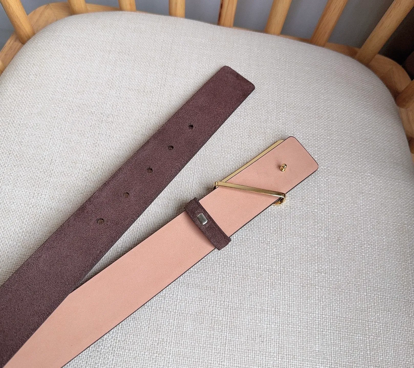 💰460💰Full package💰 💍Purchase level PRADA (Prada) ⚡️🌹Latest model at the counter 🎉🎉🎉 This soft suede leather belt has a simple and exquisite design. The triangular logo metal buckle adds the finishing touch to modern accessories. It has unique features and modernity, presenting a refined texture. ⚡️🌹Width: 3.5cm