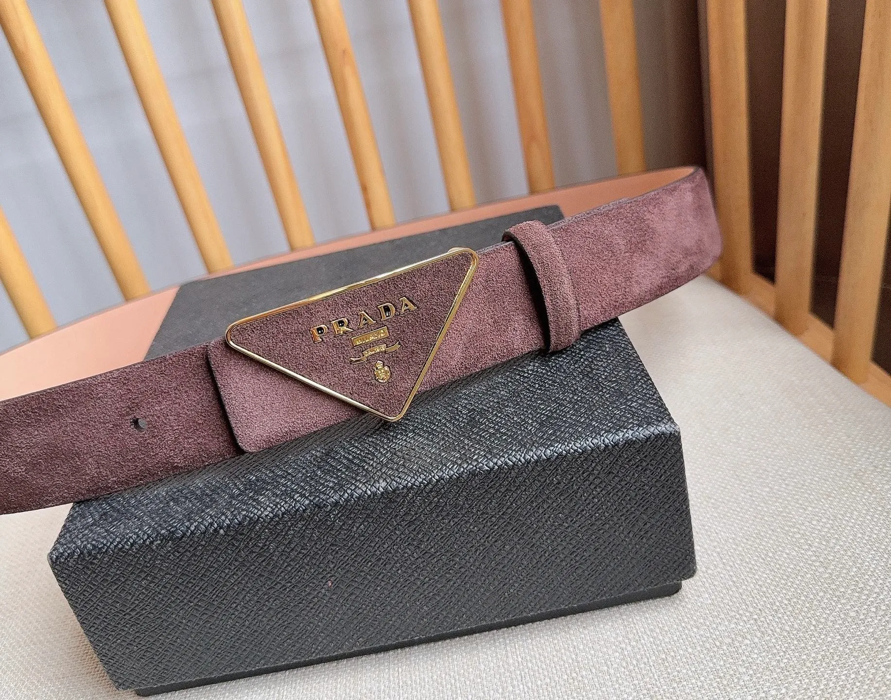 💰460💰Full package💰 💍Purchase level PRADA (Prada) ⚡️🌹Latest model at the counter 🎉🎉🎉 This soft suede leather belt has a simple and exquisite design. The triangular logo metal buckle adds the finishing touch to modern accessories. It has unique features and modernity, presenting a refined texture. ⚡️🌹Width: 3.5cm
