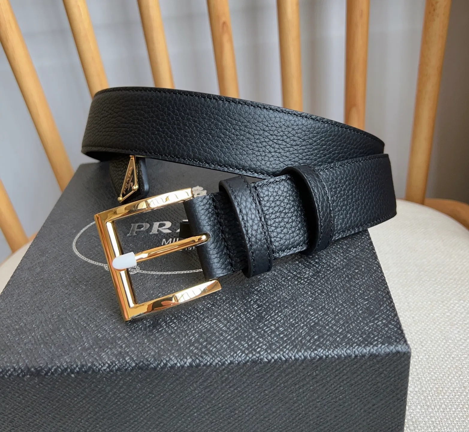 💰480💰Full package💰 💍Purchase-grade latest model from PRADA counters. The tip of this leather belt is decorated with the iconic enameled metal triangle logo. This logo was designed by Mario Prada. It first appeared on the brand's suitcase in 1913. Width 3.5cm