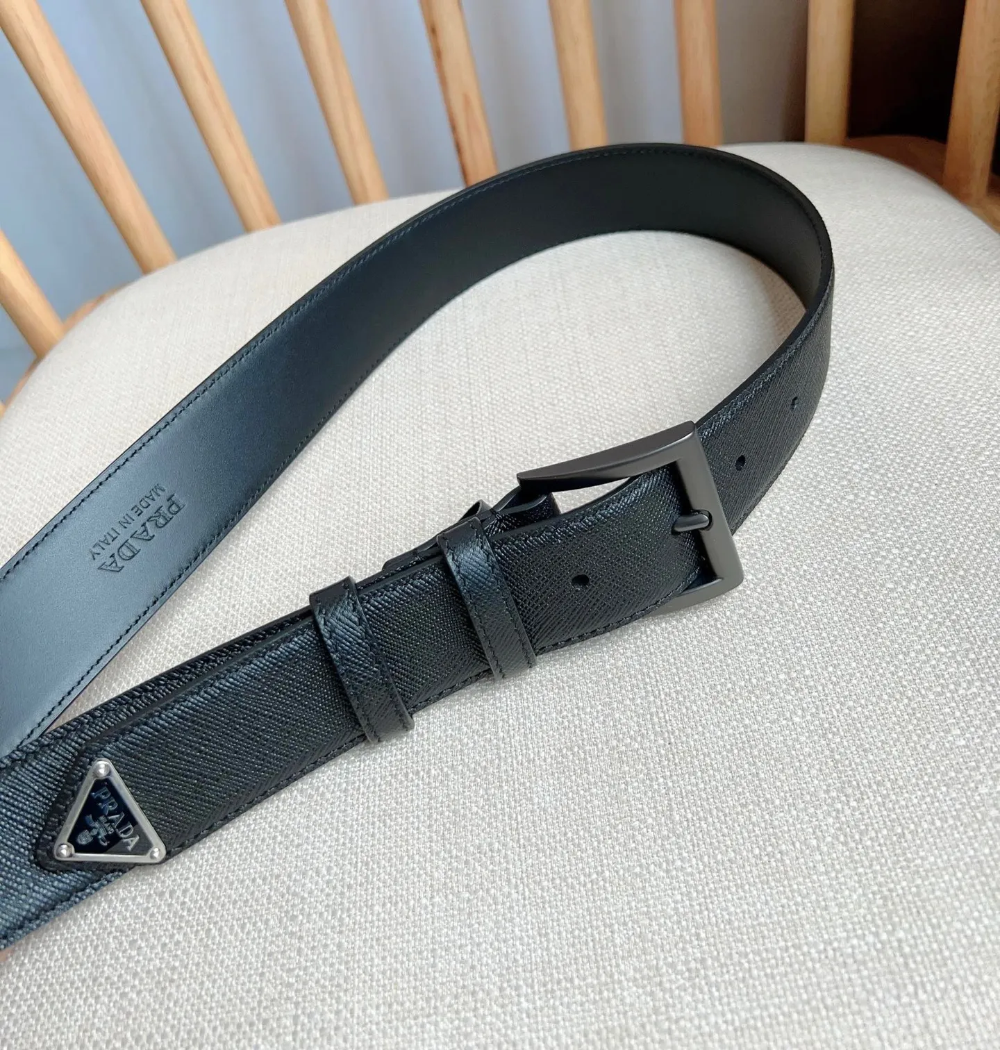 💰480💰Full package💰 💍Purchase-grade latest model from PRADA counters. The tip of this leather belt is decorated with the iconic enameled metal triangle logo. This logo was designed by Mario Prada. It first appeared on the brand's suitcase in 1913. It is unisex and 3.5cm wide.