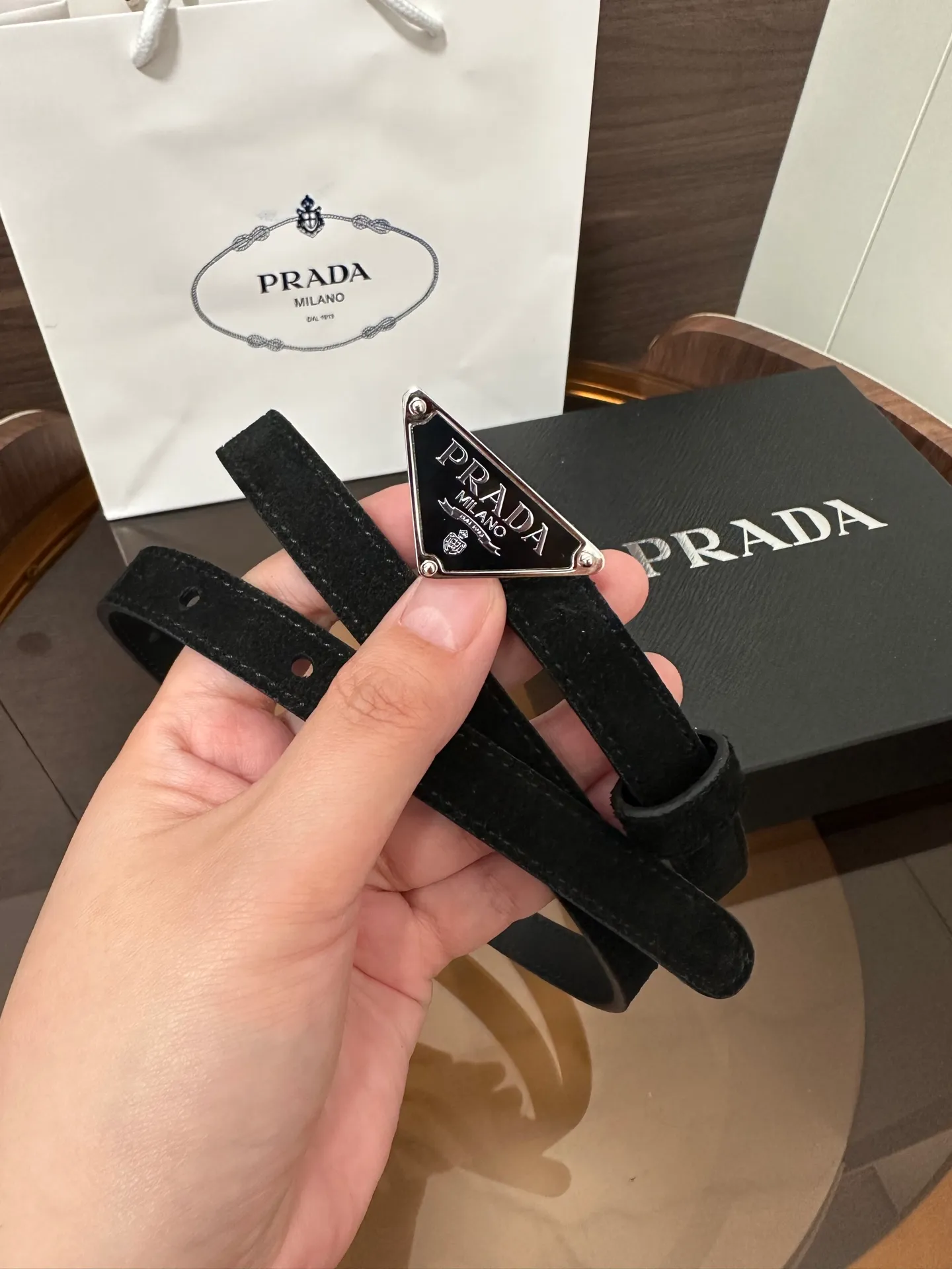 💰460💰Full package💰 💍Purchase level Prada⚡️Suede leather belt ⚡️This suede leather belt uses a fashionable and exquisite design to highlight your personality🌹It is more refined with a metal buckle, reminiscent of the iconic triangle logo⚡️The metal buckle is embellished with an enamel-coated triangle metal logo⚡️Width 1.5cm
