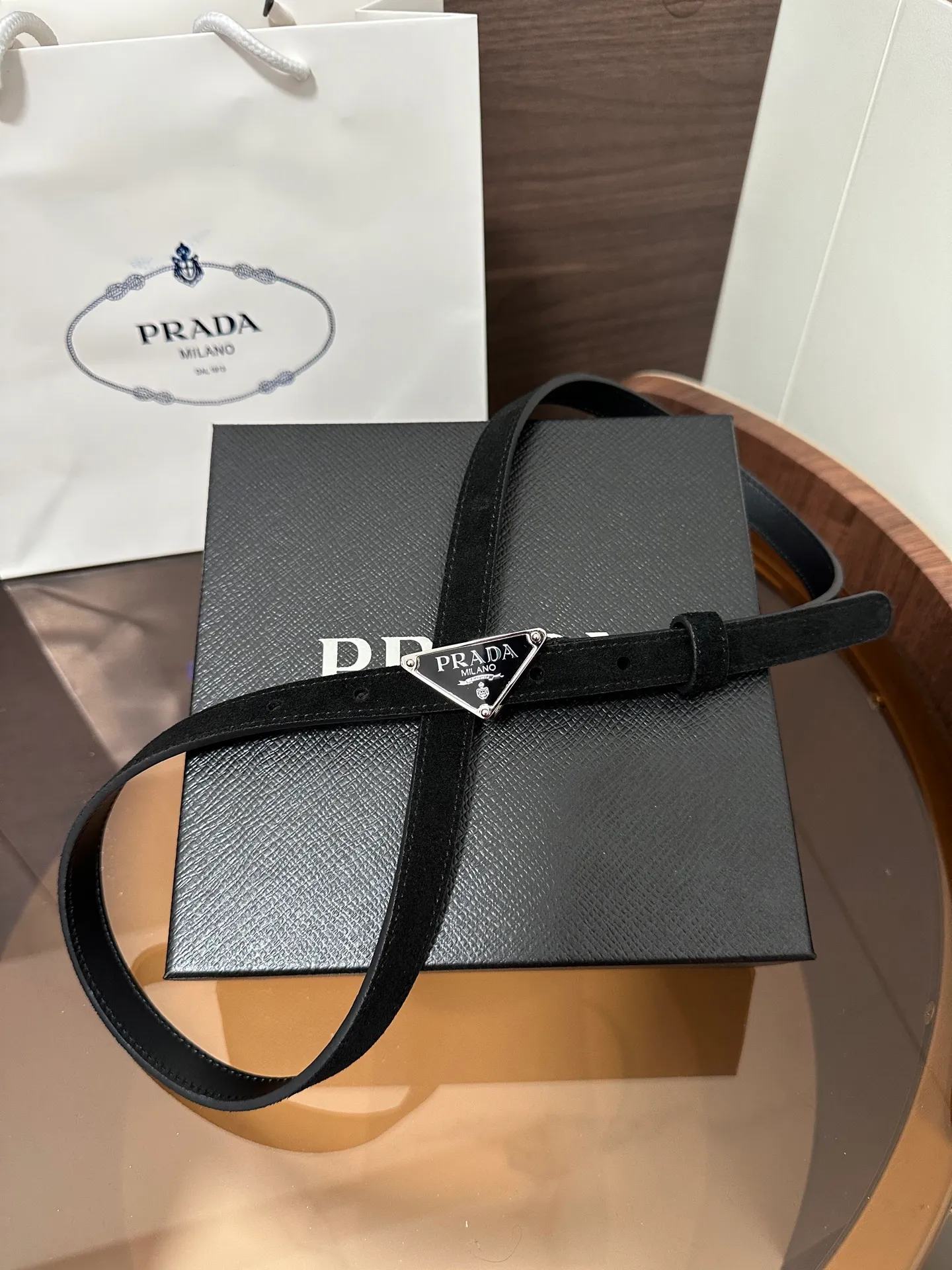 💰460💰Full package💰 💍Purchase level Prada⚡️Suede leather belt ⚡️This suede leather belt uses a fashionable and exquisite design to highlight your personality🌹It is more refined with a metal buckle, reminiscent of the iconic triangle logo⚡️The metal buckle is embellished with an enamel-coated triangle metal logo⚡️Width 1.5cm