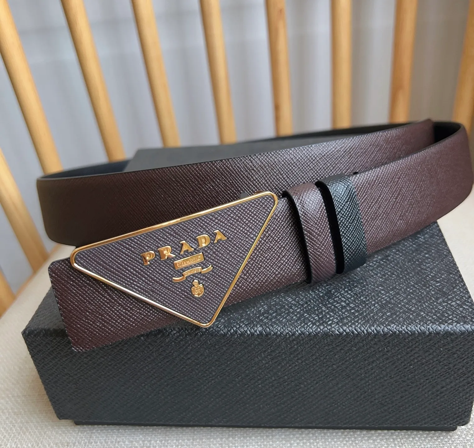 💰460💰Full package💰 💍Purchasing agent level PRADA counter latest model 🎉🎉🎉 This buckle belt is from the multifunctional modular accessories series and can be matched as you like. The triangular logo shows its unique characteristics and modernity through the universal simple silhouette, presenting a refined texture. Width: 3.5cm