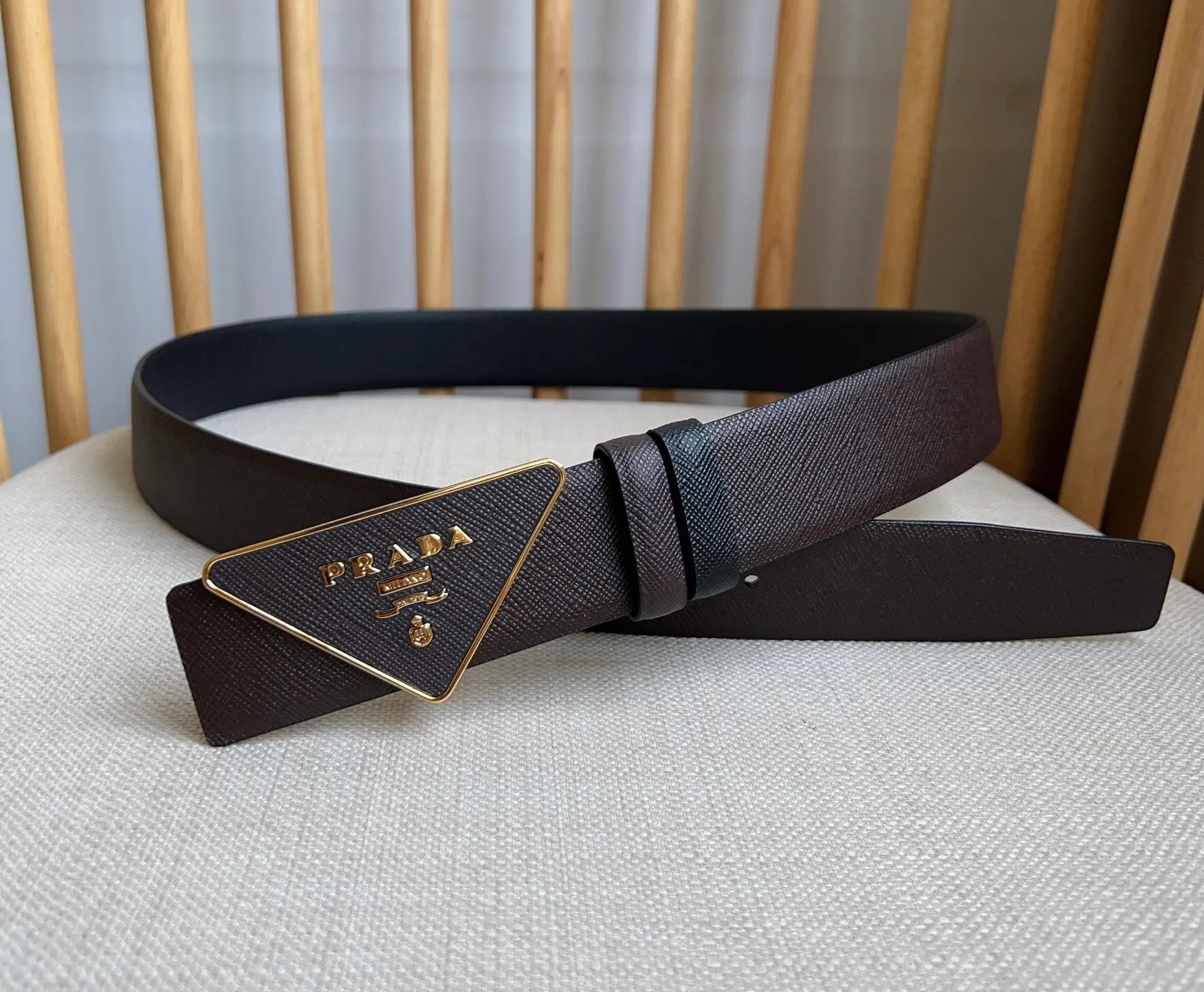 💰460💰Full package💰 💍Purchasing agent level PRADA counter latest model 🎉🎉🎉 This buckle belt is from the multifunctional modular accessories series and can be matched as you like. The triangular logo shows its unique characteristics and modernity through the universal simple silhouette, presenting a refined texture. Width: 3.5cm