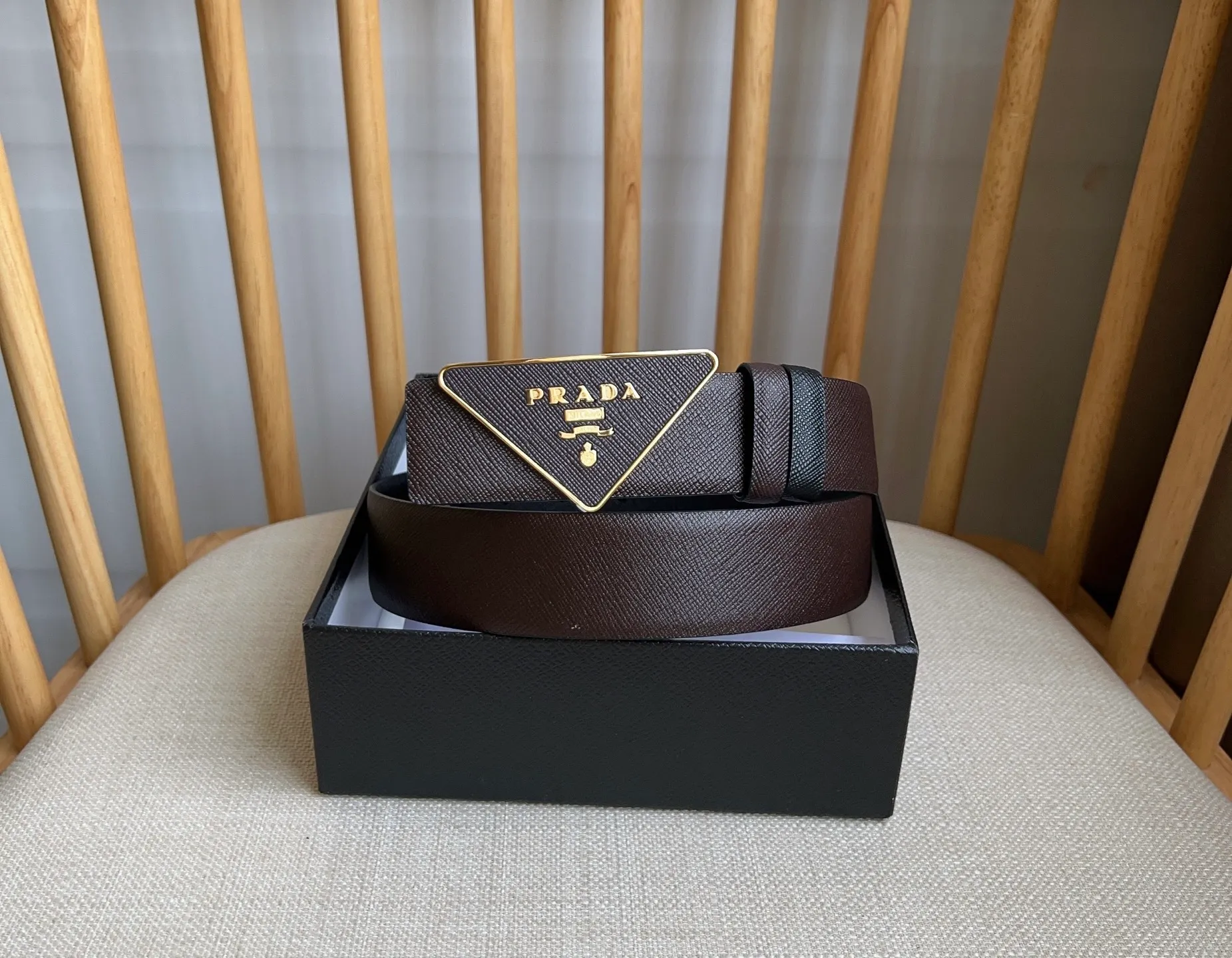 💰460💰Full package💰 💍Purchasing agent level PRADA counter latest model 🎉🎉🎉 This buckle belt is from the multifunctional modular accessories series and can be matched as you like. The triangular logo shows its unique characteristics and modernity through the universal simple silhouette, presenting a refined texture. Width: 3.5cm