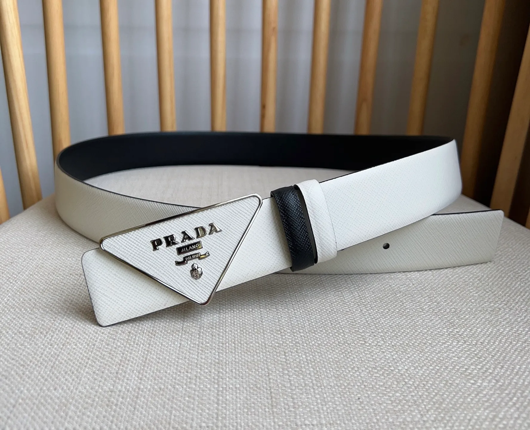 💰460💰Full package💰 💍Purchasing agent level PRADA counter latest model 🎉🎉🎉 This buckle belt is from the multifunctional modular accessories series and can be matched as you like. The triangular logo shows its unique characteristics and modernity through the universal simple silhouette, presenting a refined texture. Width: 3.5cm