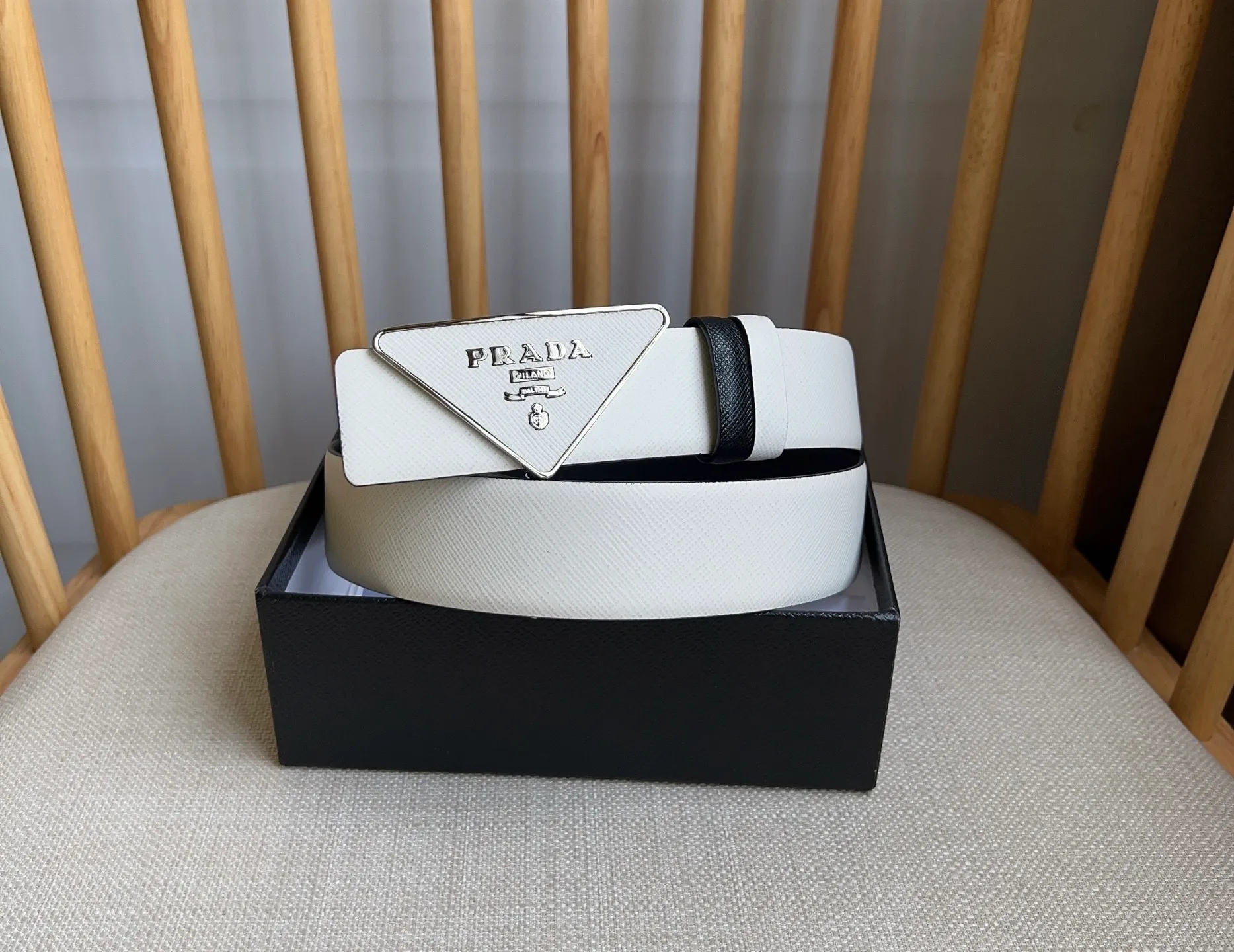 💰460💰Full package💰 💍Purchasing agent level PRADA counter latest model 🎉🎉🎉 This buckle belt is from the multifunctional modular accessories series and can be matched as you like. The triangular logo shows its unique characteristics and modernity through the universal simple silhouette, presenting a refined texture. Width: 3.5cm