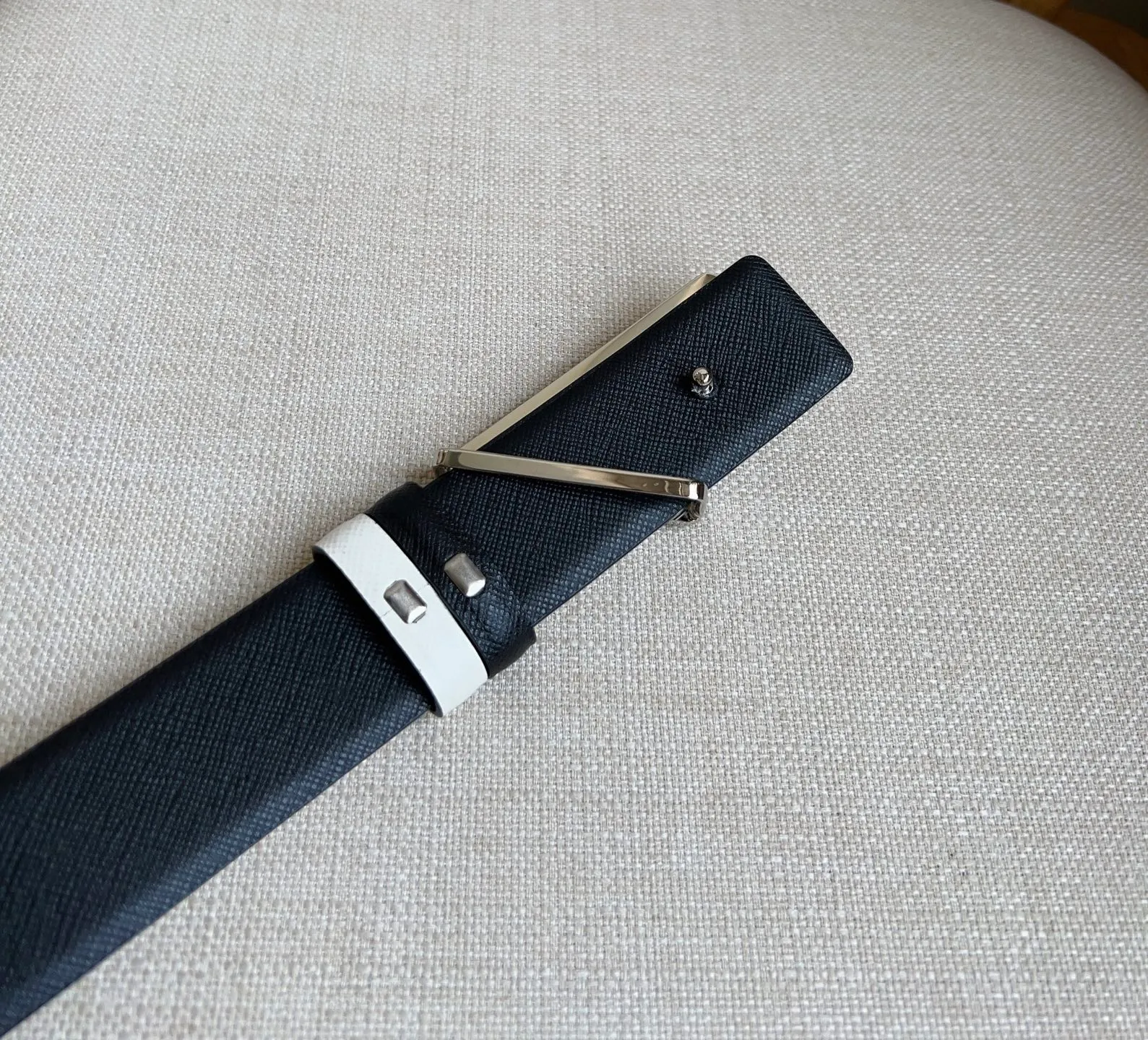 💰460💰Full package💰 💍Purchasing agent level PRADA counter latest model 🎉🎉🎉 This buckle belt is from the multifunctional modular accessories series and can be matched as you like. The triangular logo shows its unique characteristics and modernity through the universal simple silhouette, presenting a refined texture. Width: 3.5cm