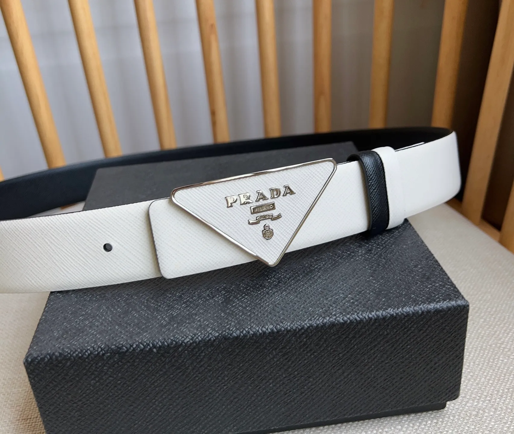 💰460💰Full package💰 💍Purchasing agent level PRADA counter latest model 🎉🎉🎉 This buckle belt is from the multifunctional modular accessories series and can be matched as you like. The triangular logo shows its unique characteristics and modernity through the universal simple silhouette, presenting a refined texture. Width: 3.5cm