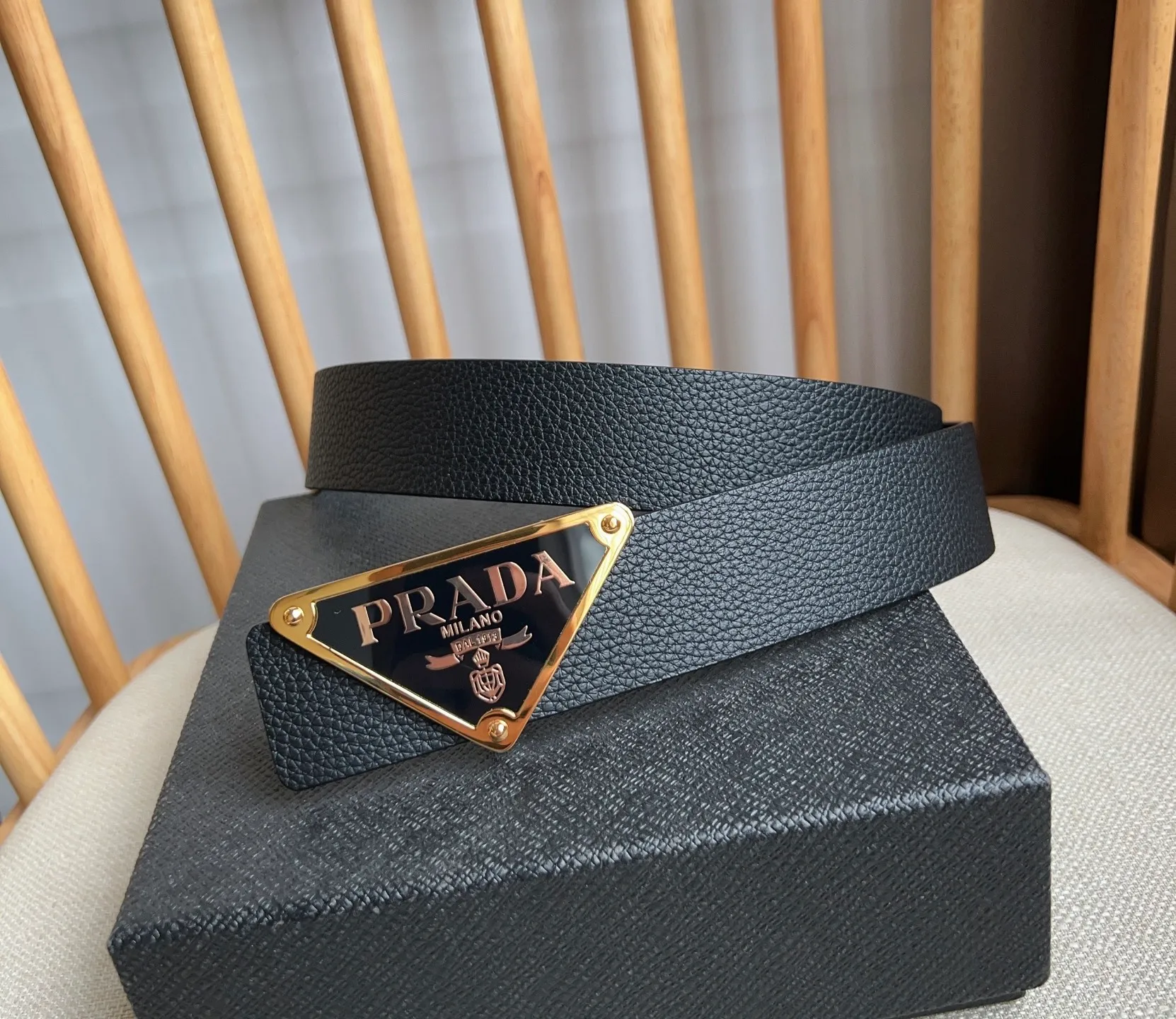 💰480💰Complete package💰 💍Purchasing-grade latest model from PRADA counter 🎉🎉🎉 This buckle-style belt is from the multifunctional modular accessories series and can be matched as you like. The triangular logo shows its unique characteristics and modernity through the universal simple silhouette, presenting a refined texture. Width: 3.5cm
