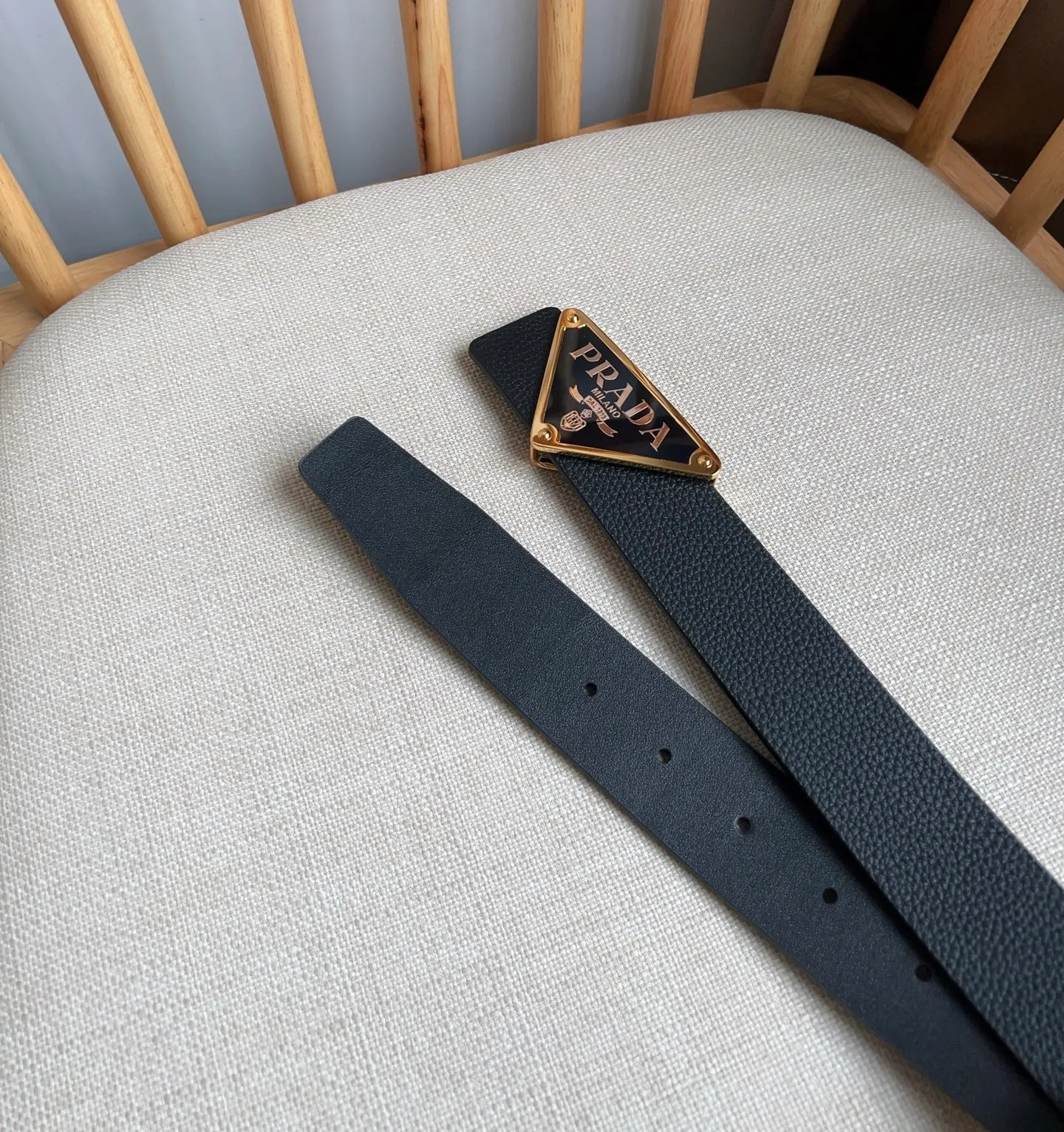 💰480💰Complete package💰 💍Purchasing-grade latest model from PRADA counter 🎉🎉🎉 This buckle-style belt is from the multifunctional modular accessories series and can be matched as you like. The triangular logo shows its unique characteristics and modernity through the universal simple silhouette, presenting a refined texture. Width: 3.5cm
