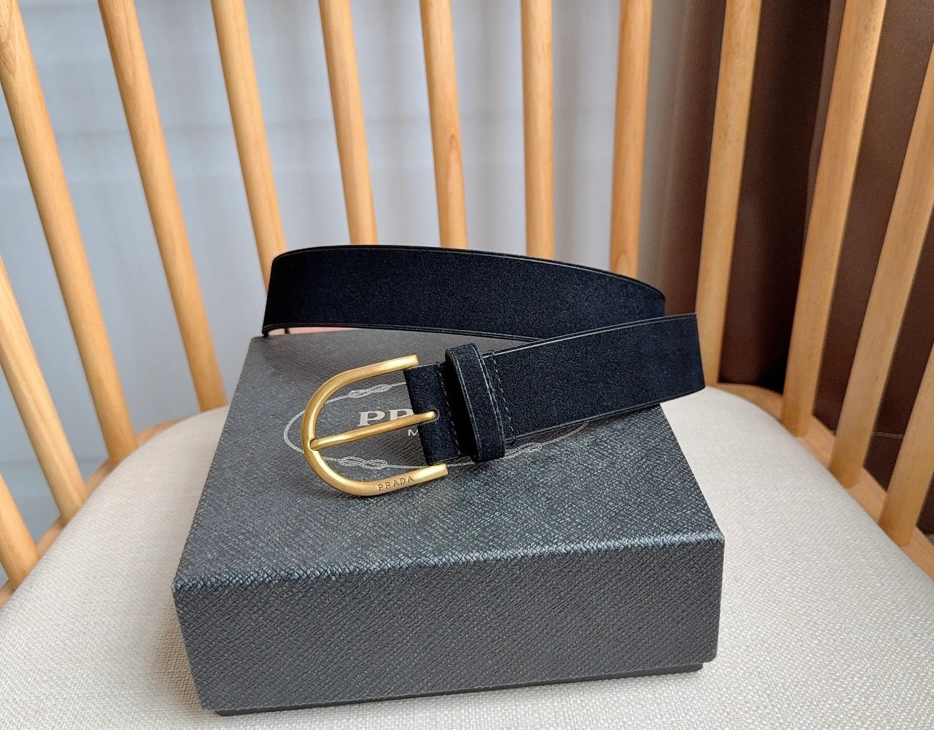 💰460💰Full package💰 💍Purchasing agent level PRADA⚡️🌹 The latest model at the counter 🎉🎉🎉 This soft suede leather belt has a simple and exquisite design. The metal buckle with rounded lines is the finishing touch for modern accessories. It has unique characteristics and modernity, presenting a refined texture. Width: 3.5cm