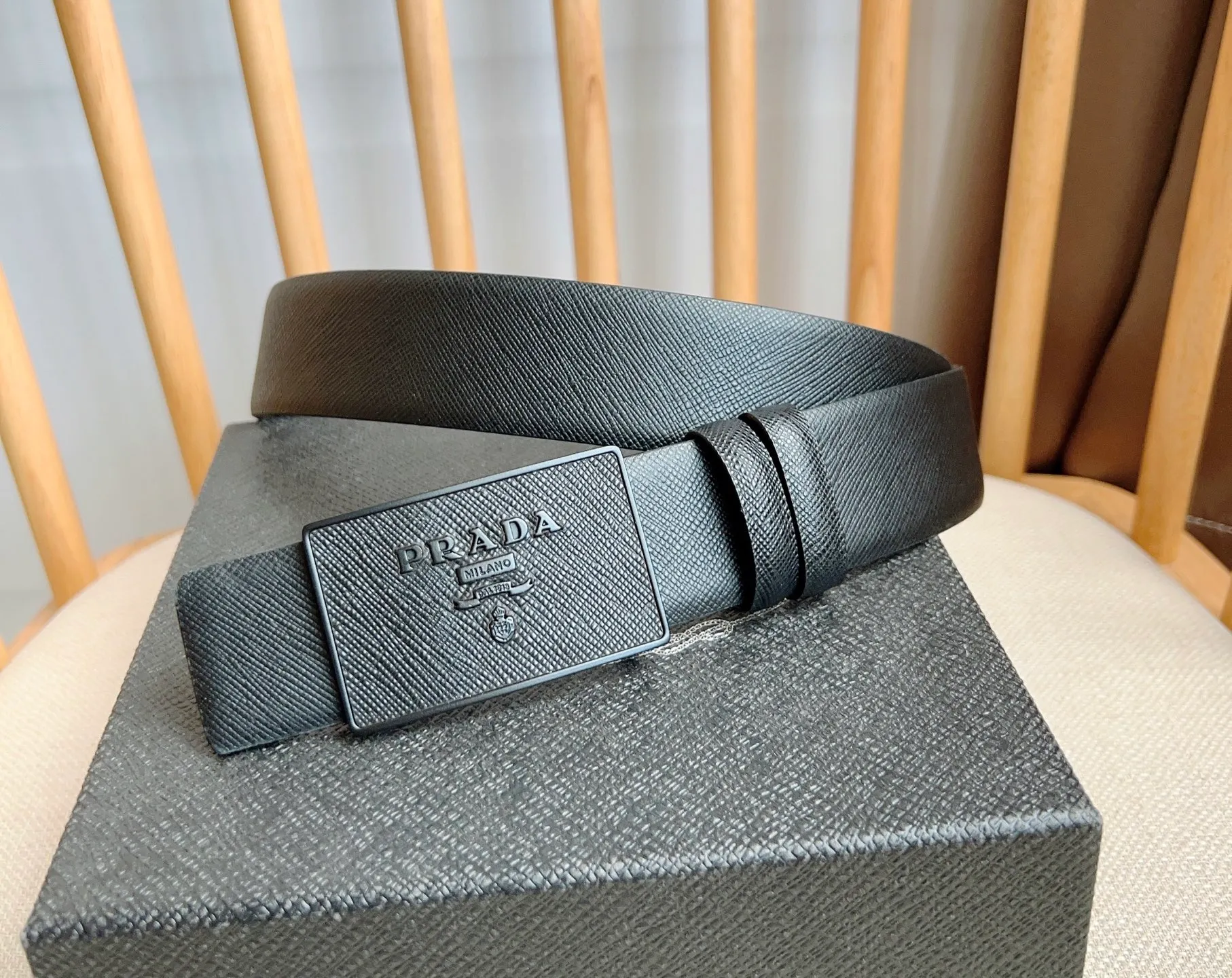 💰480💰Complete package💰 💍Purchasing-grade latest model from PRADA counter 🎉🎉🎉 This buckle-style belt is from the multi-functional combined accessories series and can be matched as you like. The buckle is decorated with an engraved logo. The simple silhouette shows unique characteristics and modernity, presenting a refined texture. Width: 3.5cm