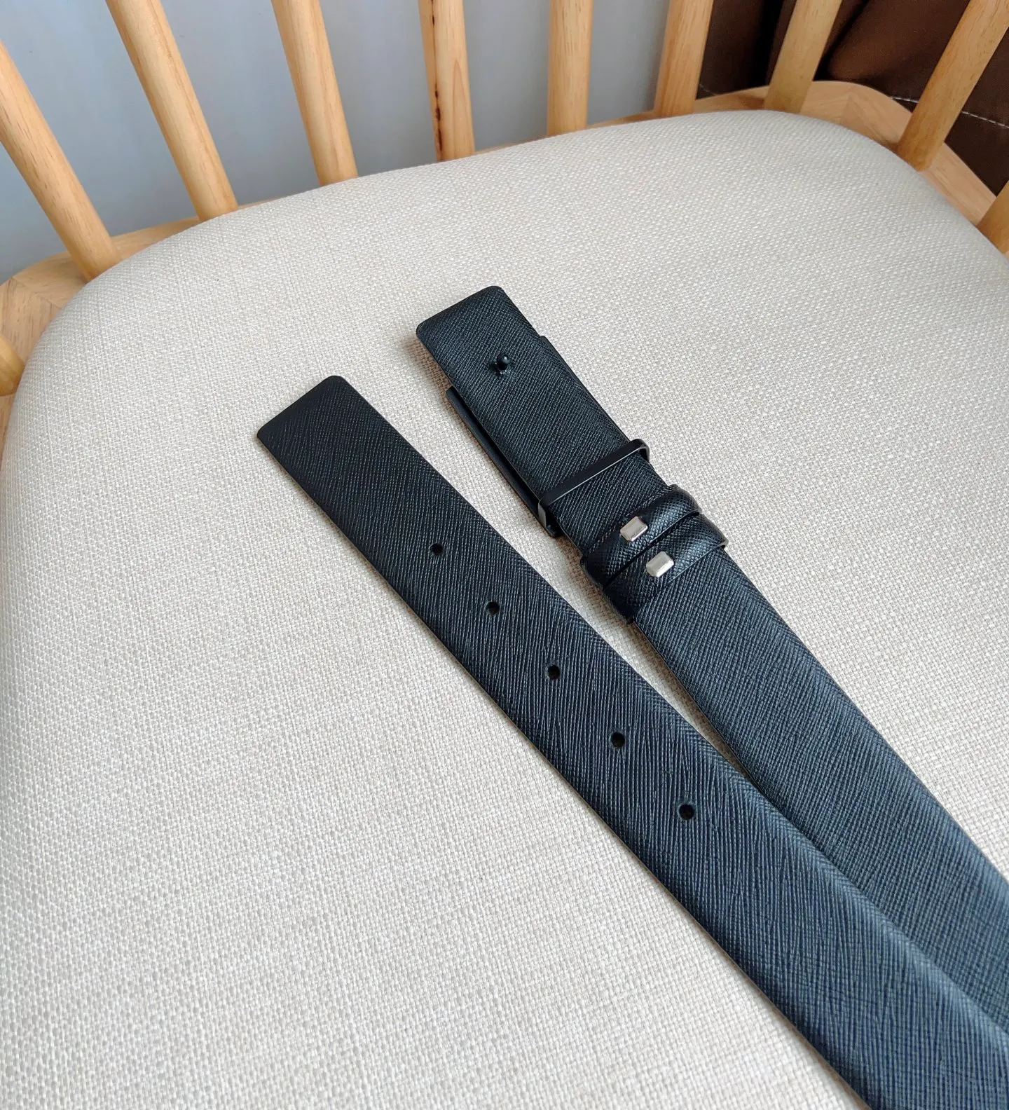 💰480💰Complete package💰 💍Purchasing-grade latest model from PRADA counter 🎉🎉🎉 This buckle-style belt is from the multi-functional combined accessories series and can be matched as you like. The buckle is decorated with an engraved logo. The simple silhouette shows unique characteristics and modernity, presenting a refined texture. Width: 3.5cm