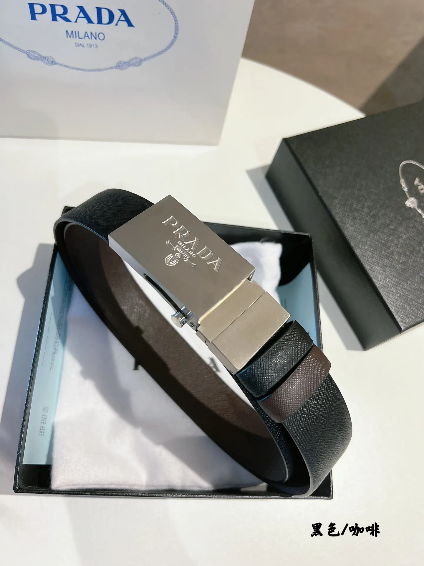 💰480💰Authentic packaging💰 💍Purchase grade Prada Regarding men's quality life requirements, not only clothes, pants and shoes, but corresponding accessories such as watches and belts are also bonus points, making the overall outfit more refined. This PRADA men's belt uses a pulley-type metal buckle and is paired with double-sided cowhide color matching. It is really not too friendly for you to use the same belt for two purposes. It is especially suitable for men over 30 years old who like to keep a low profile, because the best attitude towards life is to be unassuming, neither humble nor overbearing. 3.5cm