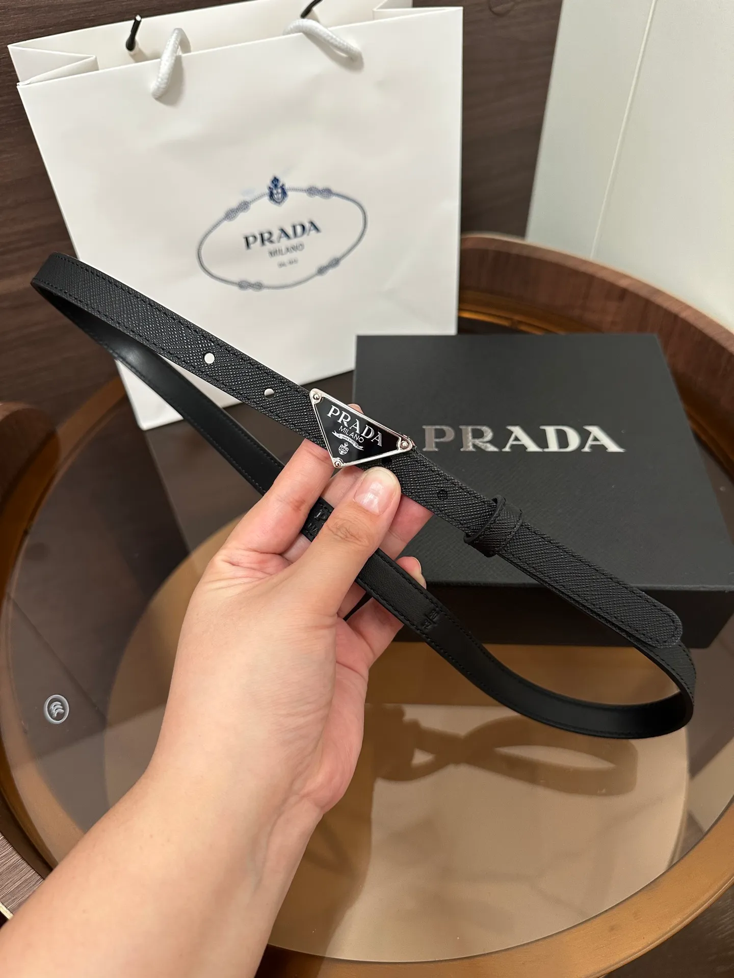 💰460💰Full package💰 💍Purchase level Prada⚡️Suede leather belt ⚡️This suede leather belt uses a fashionable and exquisite design to highlight your personality🌹It is more refined with a metal buckle, reminiscent of the iconic triangle logo⚡️The metal buckle is embellished with an enamel-coated triangle metal logo⚡️Width 1.5cm