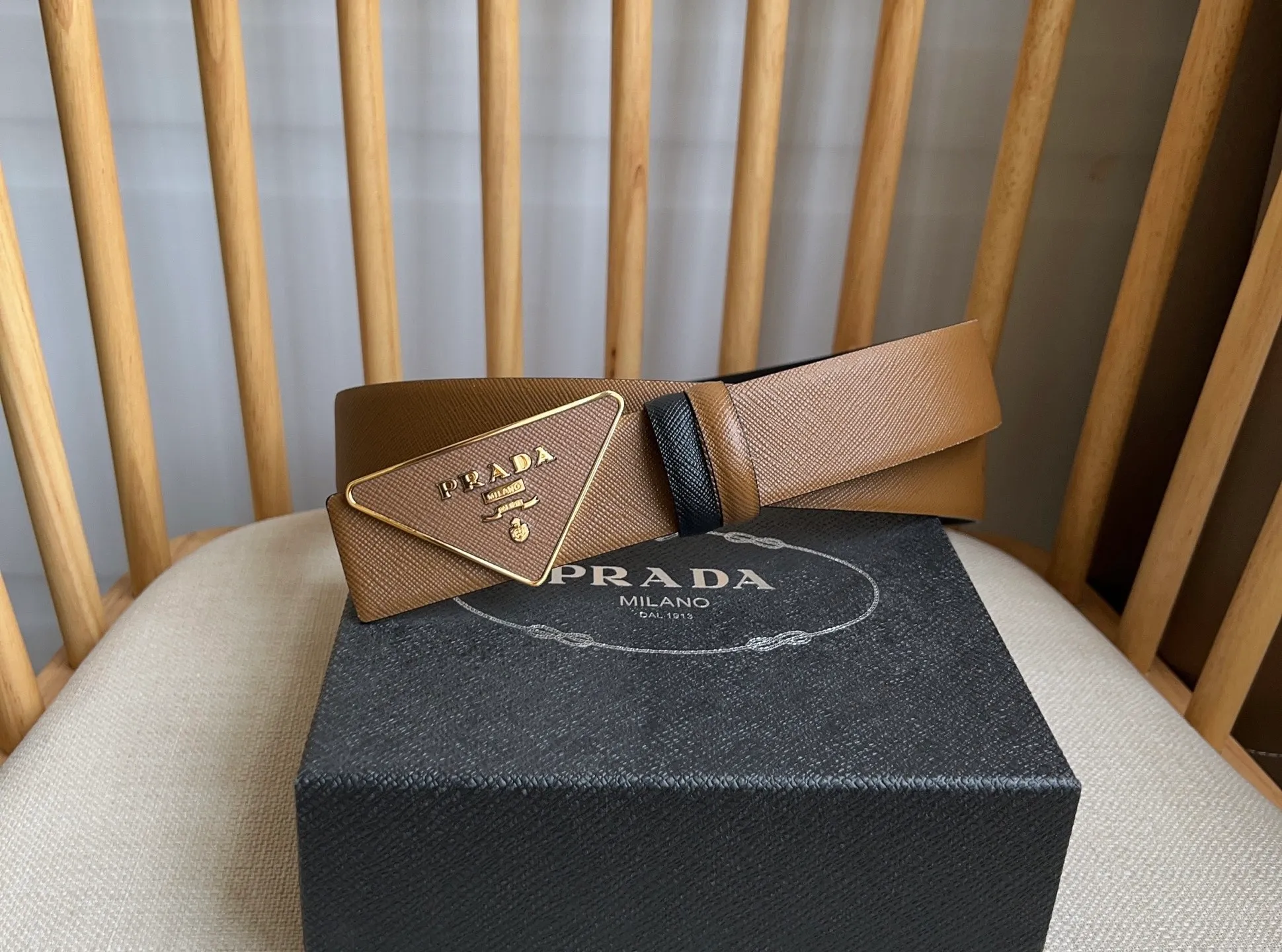 💰460💰Full package💰 💍Purchasing agent level PRADA counter latest model 🎉🎉🎉 This buckle belt is from the multifunctional modular accessories series and can be matched as you like. The triangular logo shows its unique characteristics and modernity through the universal simple silhouette, presenting a refined texture. Width: 3.5cm