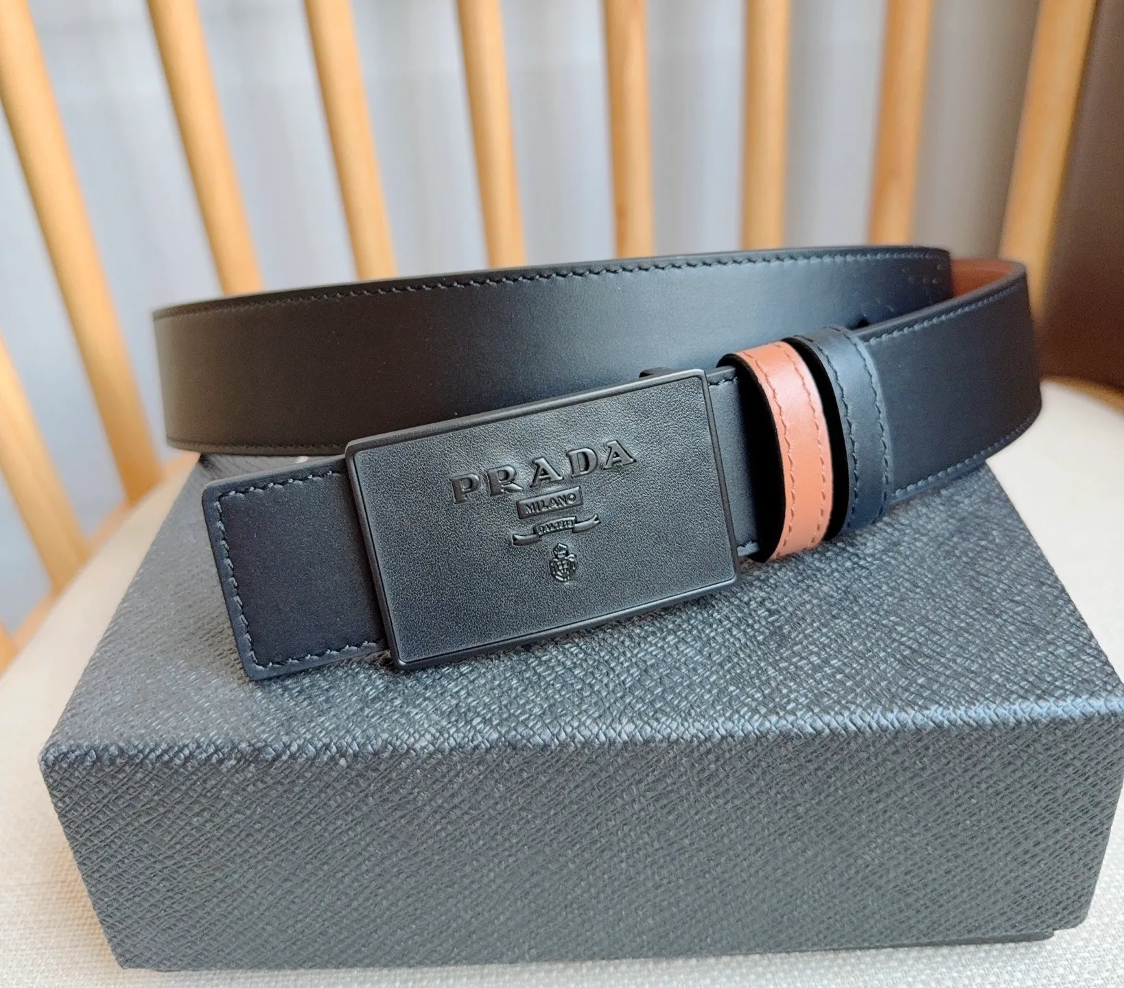 💰460💰Full package💰 💍Purchase-grade latest model from PRADA counter 🎉🎉🎉 This buckle-style belt is from the multi-functional combined accessories series and can be matched as you like. The buckle is decorated with an engraved logo. The simple silhouette shows unique characteristics and modernity, presenting a refined texture. Width: 3.5cm