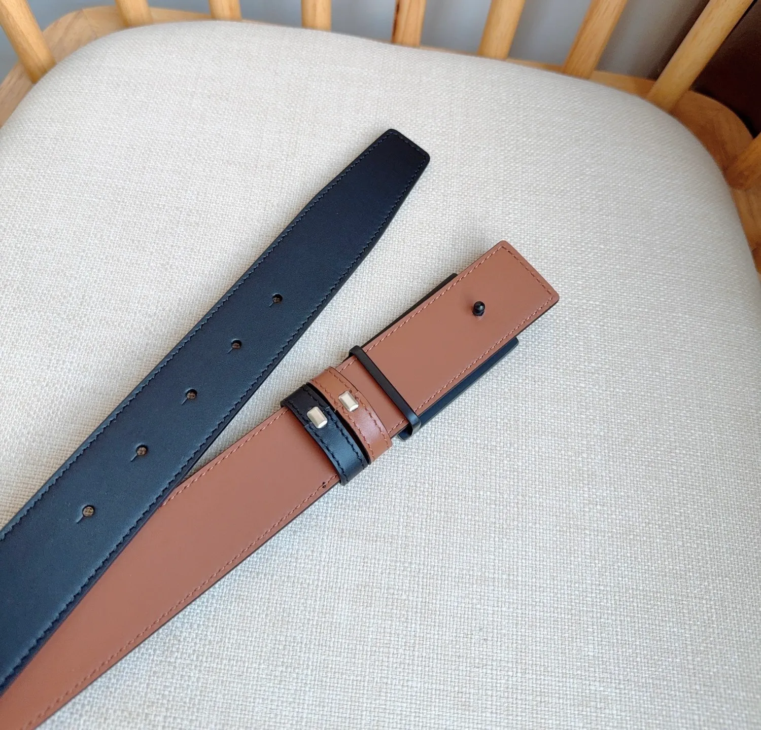 💰460💰Full package💰 💍Purchase-grade latest model from PRADA counter 🎉🎉🎉 This buckle-style belt is from the multi-functional combined accessories series and can be matched as you like. The buckle is decorated with an engraved logo. The simple silhouette shows unique characteristics and modernity, presenting a refined texture. Width: 3.5cm