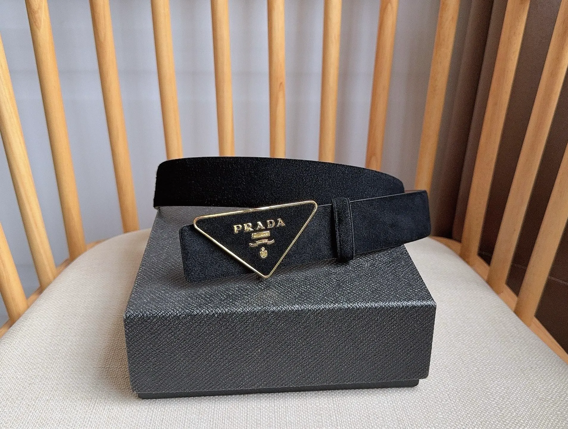💰460💰Full package💰 💍Purchase level PRADA (Prada) ⚡️🌹Latest model at the counter 🎉🎉🎉 This soft suede leather belt has a simple and exquisite design. The triangular logo metal buckle adds the finishing touch to modern accessories. It has unique features and modernity, presenting a refined texture. ⚡️🌹Width: 3.5cm