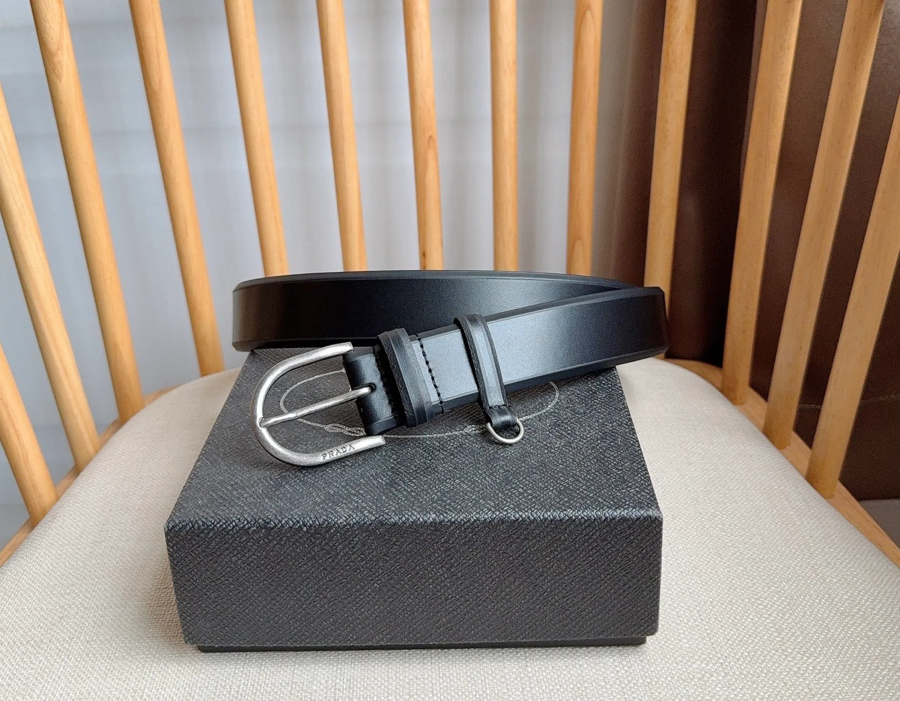 💰460💰Full package💰 💍Purchasing agent level PRADA⚡️🌹The latest model at the counter 🎉🎉🎉 This belt shows contemporary style with exquisite handmade details. It is made of leather and has a metal buckle to outline a smooth arc. As a finishing touch, it has unique characteristics and modernity, presenting a refined texture. Width: 3.5cm