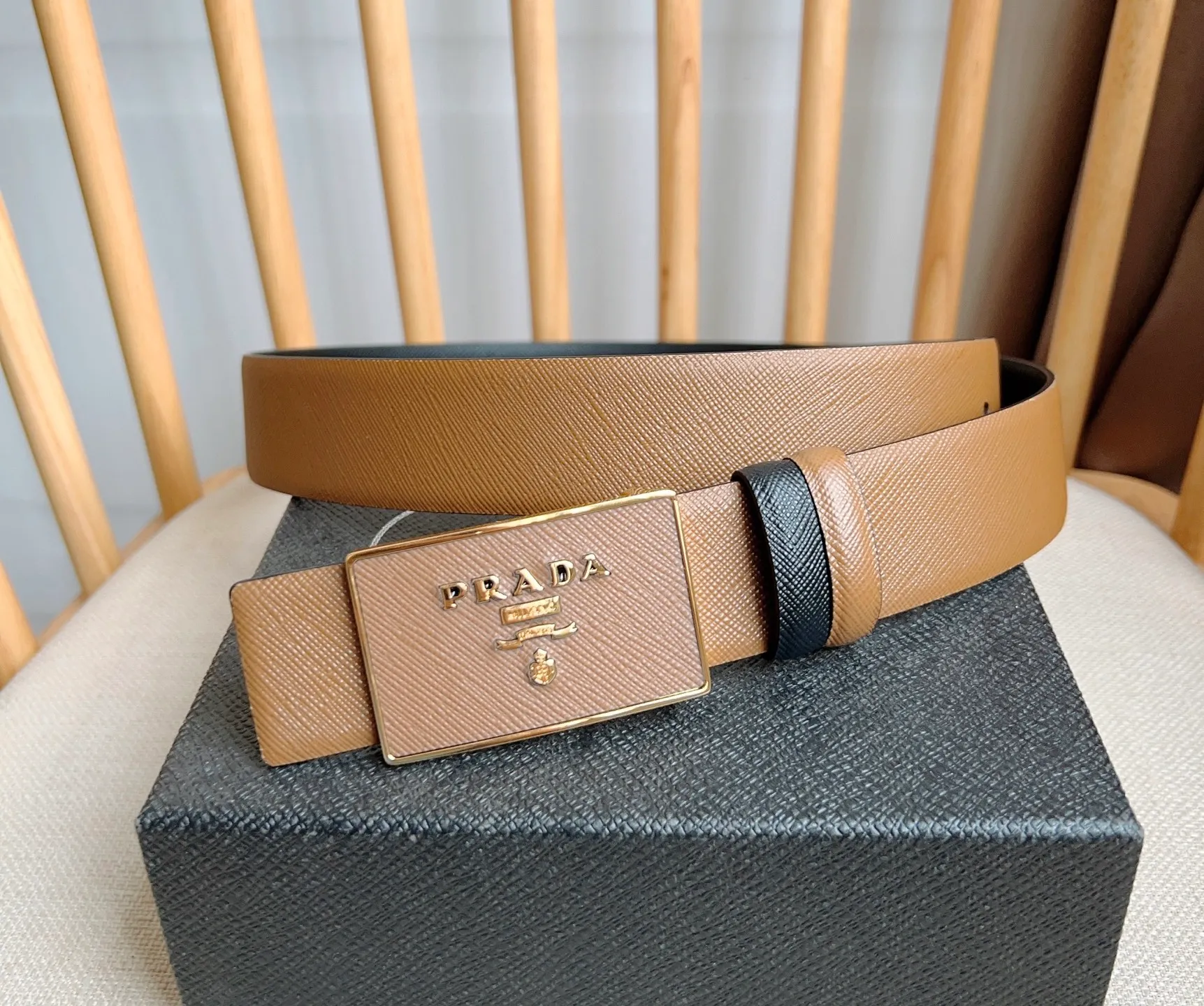 💰480💰Complete package💰 💍Purchasing-grade latest model from PRADA counter 🎉🎉🎉 This buckle-style belt is from the multi-functional combined accessories series and can be matched as you like. The buckle is decorated with an engraved logo. The simple silhouette shows unique characteristics and modernity, presenting a refined texture. Width: 3.5cm