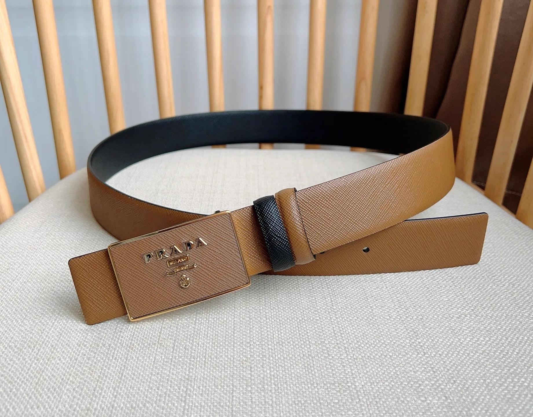 💰480💰Complete package💰 💍Purchasing-grade latest model from PRADA counter 🎉🎉🎉 This buckle-style belt is from the multi-functional combined accessories series and can be matched as you like. The buckle is decorated with an engraved logo. The simple silhouette shows unique characteristics and modernity, presenting a refined texture. Width: 3.5cm
