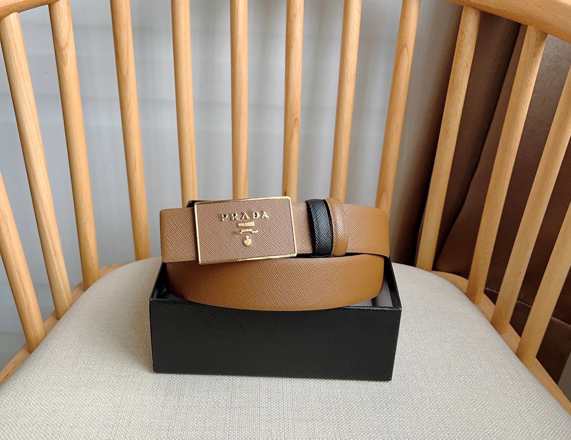 💰480💰Complete package💰 💍Purchasing-grade latest model from PRADA counter 🎉🎉🎉 This buckle-style belt is from the multi-functional combined accessories series and can be matched as you like. The buckle is decorated with an engraved logo. The simple silhouette shows unique characteristics and modernity, presenting a refined texture. Width: 3.5cm