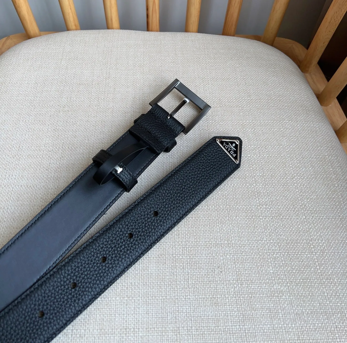 💰480💰Full package💰 💍Purchase-grade latest model from PRADA counters. The tip of this leather belt is decorated with the iconic enameled metal triangle logo. This logo was designed by Mario Prada. It first appeared on the brand's suitcase in 1913. Width 3.5cm