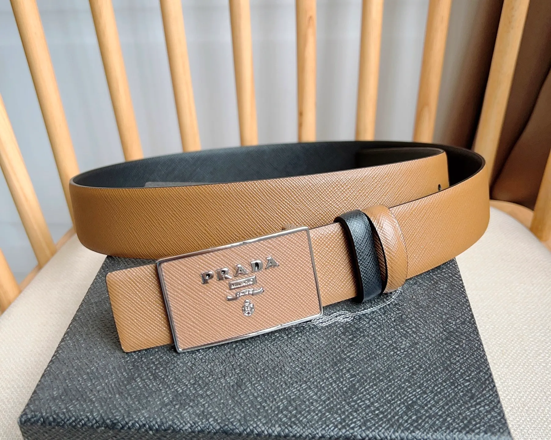 💰480💰Complete package💰 💍Purchasing-grade latest model from PRADA counter 🎉🎉🎉 This buckle-style belt is from the multi-functional combined accessories series and can be matched as you like. The buckle is decorated with an engraved logo. The simple silhouette shows unique characteristics and modernity, presenting a refined texture. Width: 3.5cm