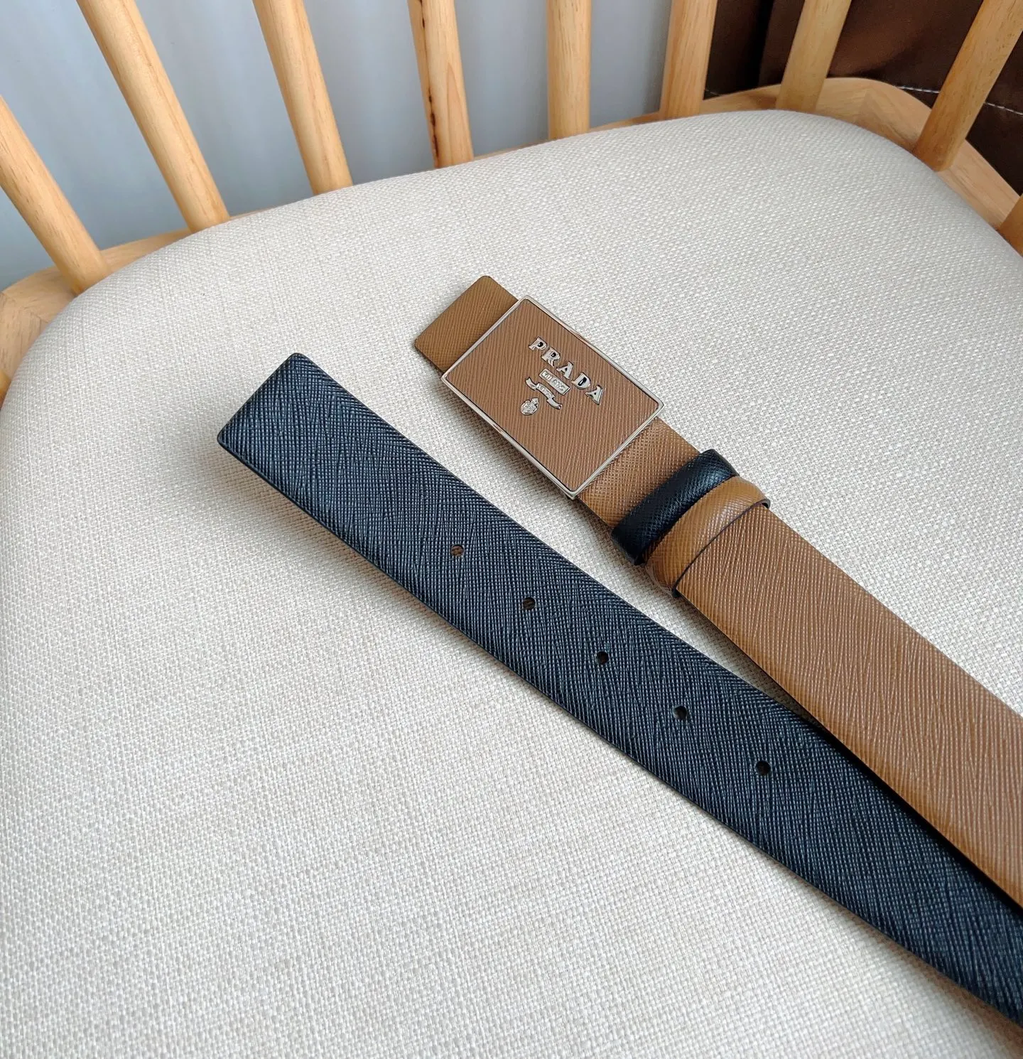 💰480💰Complete package💰 💍Purchasing-grade latest model from PRADA counter 🎉🎉🎉 This buckle-style belt is from the multi-functional combined accessories series and can be matched as you like. The buckle is decorated with an engraved logo. The simple silhouette shows unique characteristics and modernity, presenting a refined texture. Width: 3.5cm