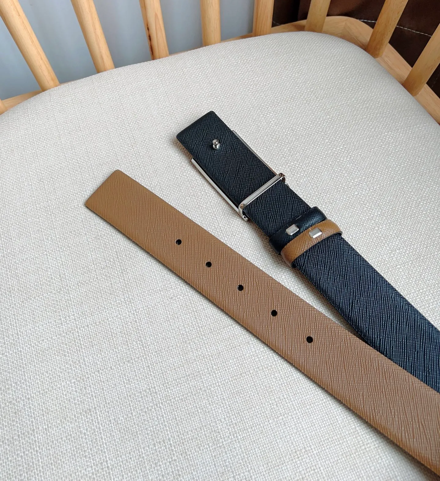 💰480💰Complete package💰 💍Purchasing-grade latest model from PRADA counter 🎉🎉🎉 This buckle-style belt is from the multi-functional combined accessories series and can be matched as you like. The buckle is decorated with an engraved logo. The simple silhouette shows unique characteristics and modernity, presenting a refined texture. Width: 3.5cm