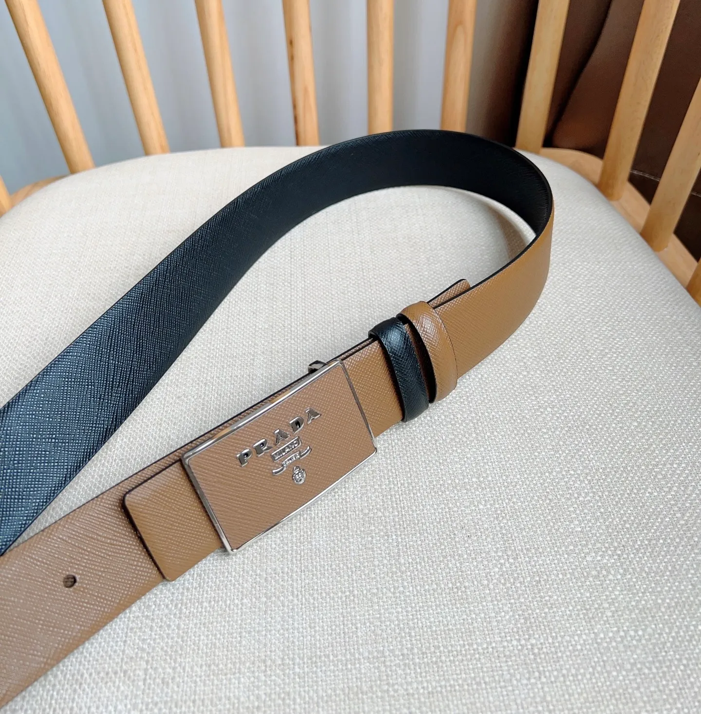 💰480💰Complete package💰 💍Purchasing-grade latest model from PRADA counter 🎉🎉🎉 This buckle-style belt is from the multi-functional combined accessories series and can be matched as you like. The buckle is decorated with an engraved logo. The simple silhouette shows unique characteristics and modernity, presenting a refined texture. Width: 3.5cm
