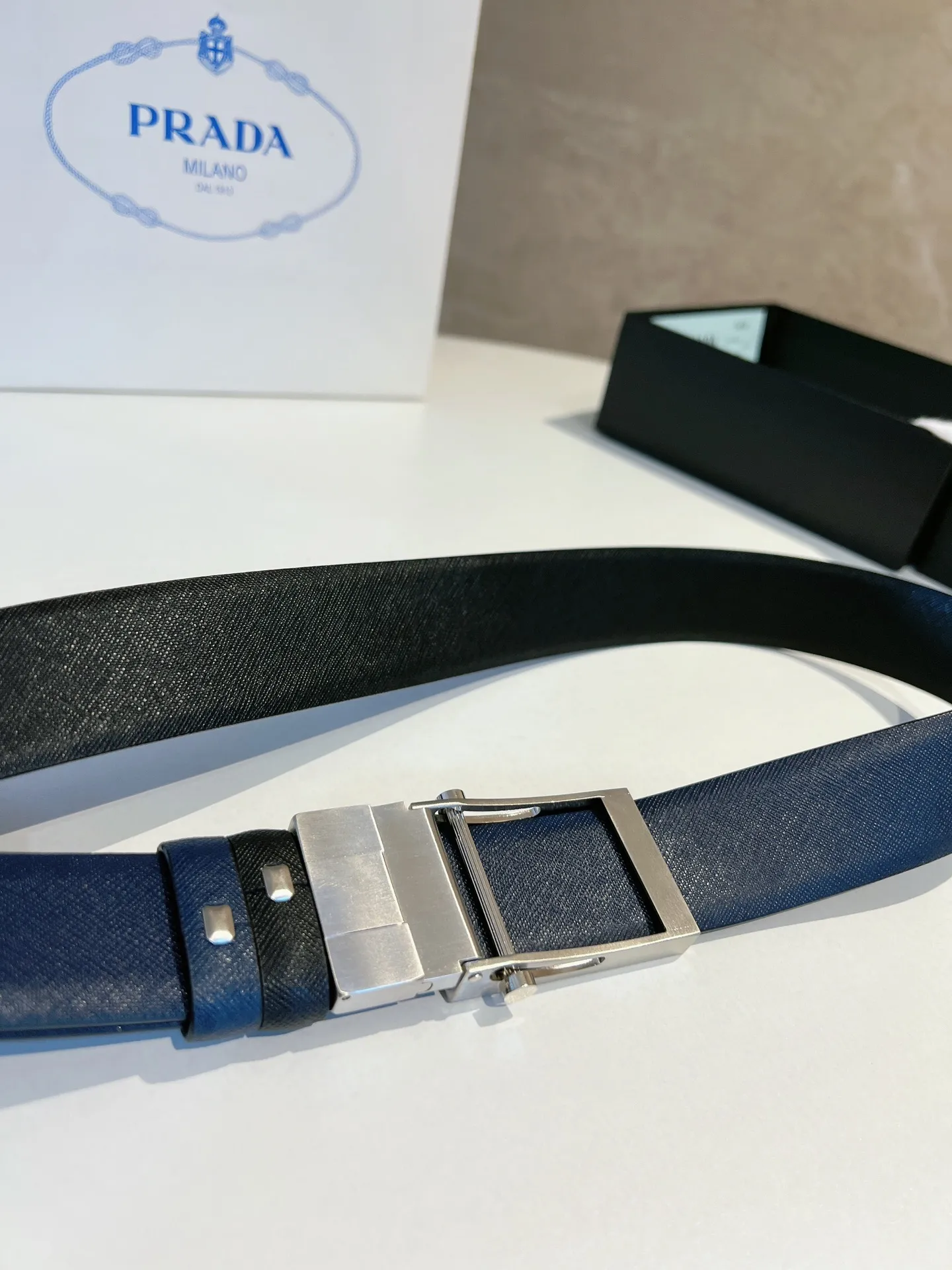 💰480💰Authentic packaging💰 💍Purchase grade Prada Regarding men's quality life requirements, not only clothes, pants and shoes, but corresponding accessories such as watches and belts are also bonus points, making the overall outfit more refined. This PRADA men's belt uses a pulley-type metal buckle and is paired with double-sided cowhide color matching. It is really not too friendly for you to use the same belt for two purposes. It is especially suitable for men over 30 years old who like to keep a low profile, because the best attitude towards life is to be unassuming, neither humble nor overbearing. 3.5cm