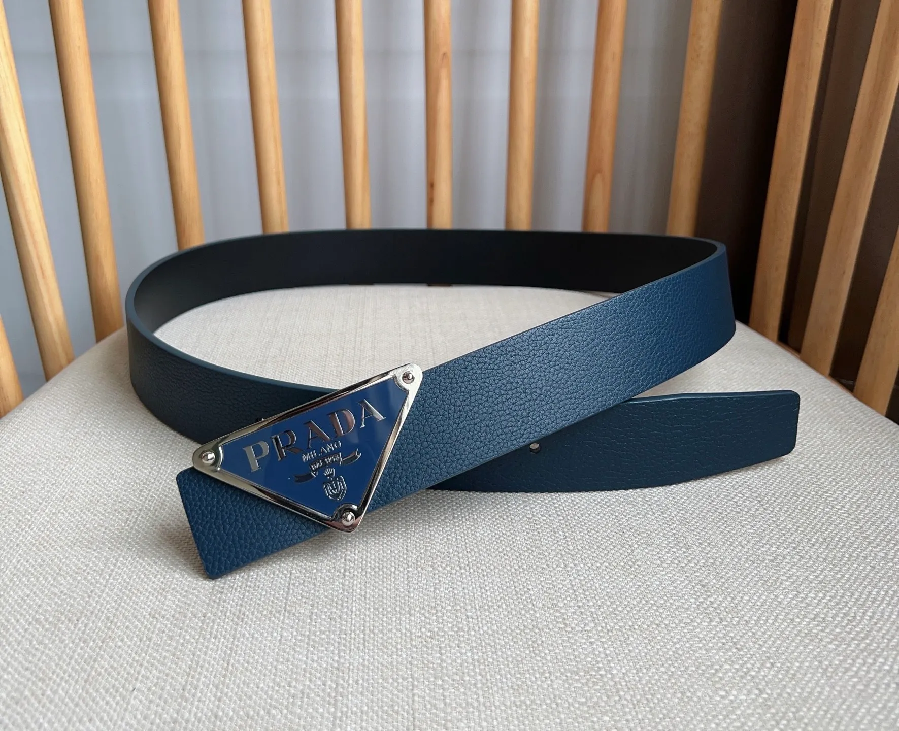 💰480💰Complete package💰 💍Purchasing-grade latest model from PRADA counter 🎉🎉🎉 This buckle-style belt is from the multifunctional modular accessories series and can be matched as you like. The triangular logo shows its unique characteristics and modernity through the universal simple silhouette, presenting a refined texture. Width: 3.5cm