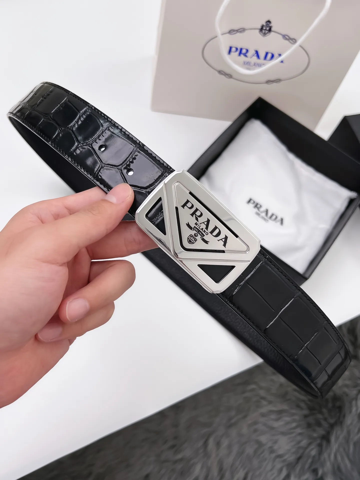 💰480💰Authentic packaging💰 💍Purchasing agent grade Prada Width 3.9CM The surface is made of first-layer cowhide with pressed crocodile pattern, highly simulated crocodile, good-looking and durable, first-layer pebbled bottom leather, double-sided. High-end texture, exquisite workmanship. The first choice for quality men. High-quality pure steel buckle (gold and silver) Size: 100-125CM Packaging: full set of packaging