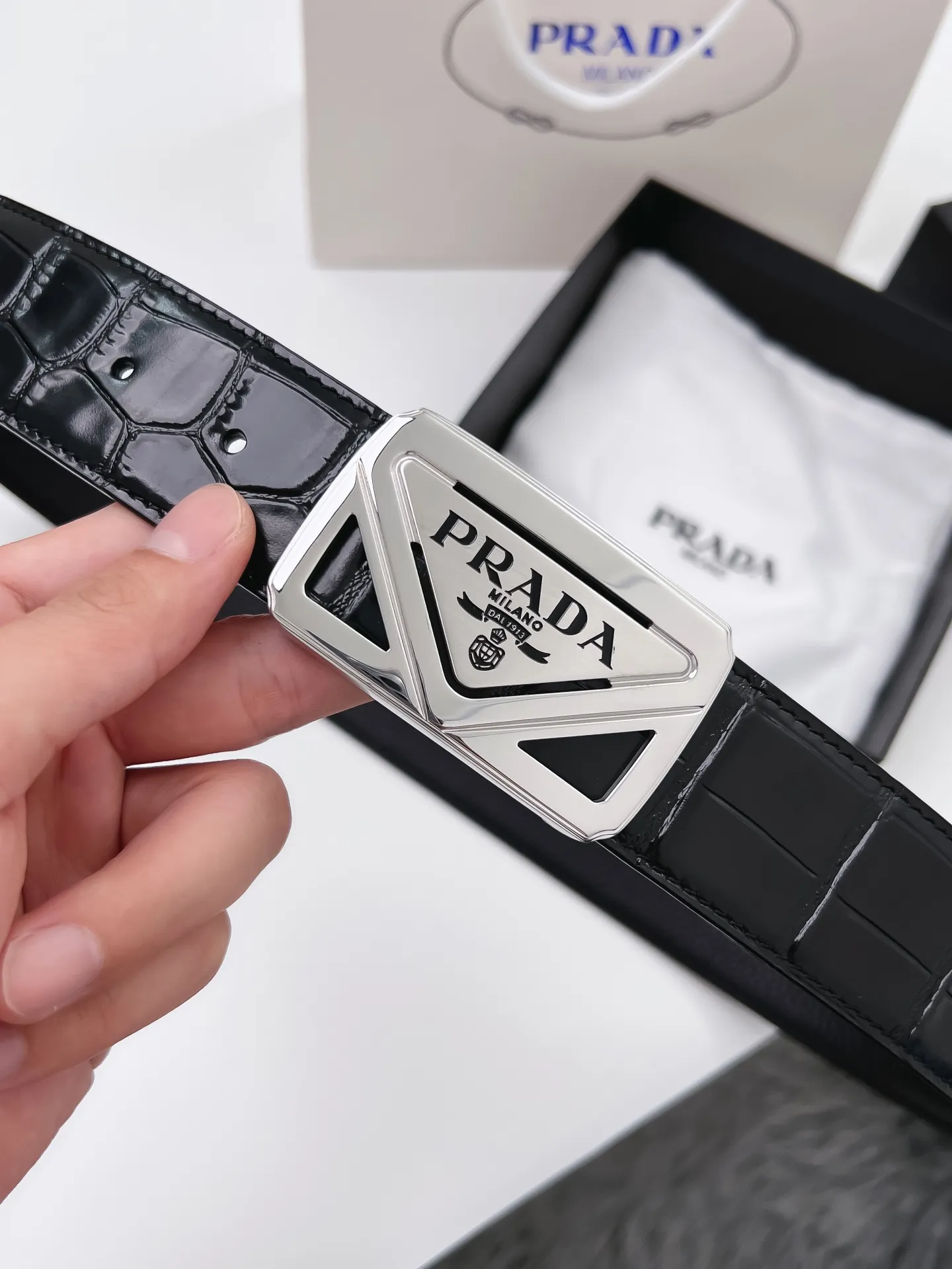 💰480💰Authentic packaging💰 💍Purchasing agent grade Prada Width 3.9CM The surface is made of first-layer cowhide with pressed crocodile pattern, highly simulated crocodile, good-looking and durable, first-layer pebbled bottom leather, double-sided. High-end texture, exquisite workmanship. The first choice for quality men. High-quality pure steel buckle (gold and silver) Size: 100-125CM Packaging: full set of packaging
