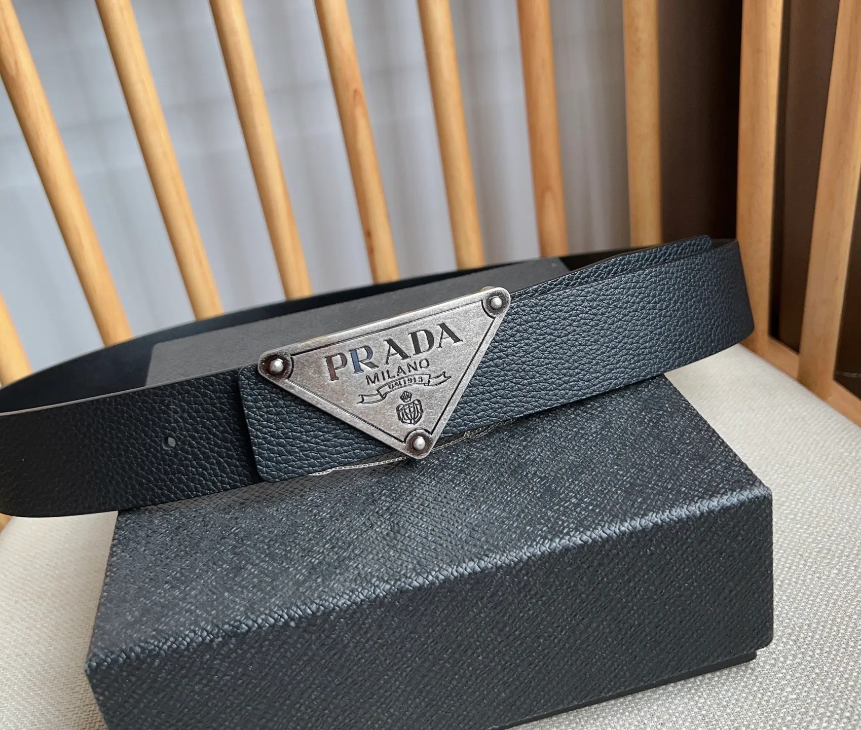 💰480💰Complete package💰 💍Purchasing-grade latest model from PRADA counter 🎉🎉🎉 This buckle-style belt is from the multifunctional modular accessories series and can be matched as you like. The triangular logo shows its unique characteristics and modernity through the universal simple silhouette, presenting a refined texture. Width: 3.5cm